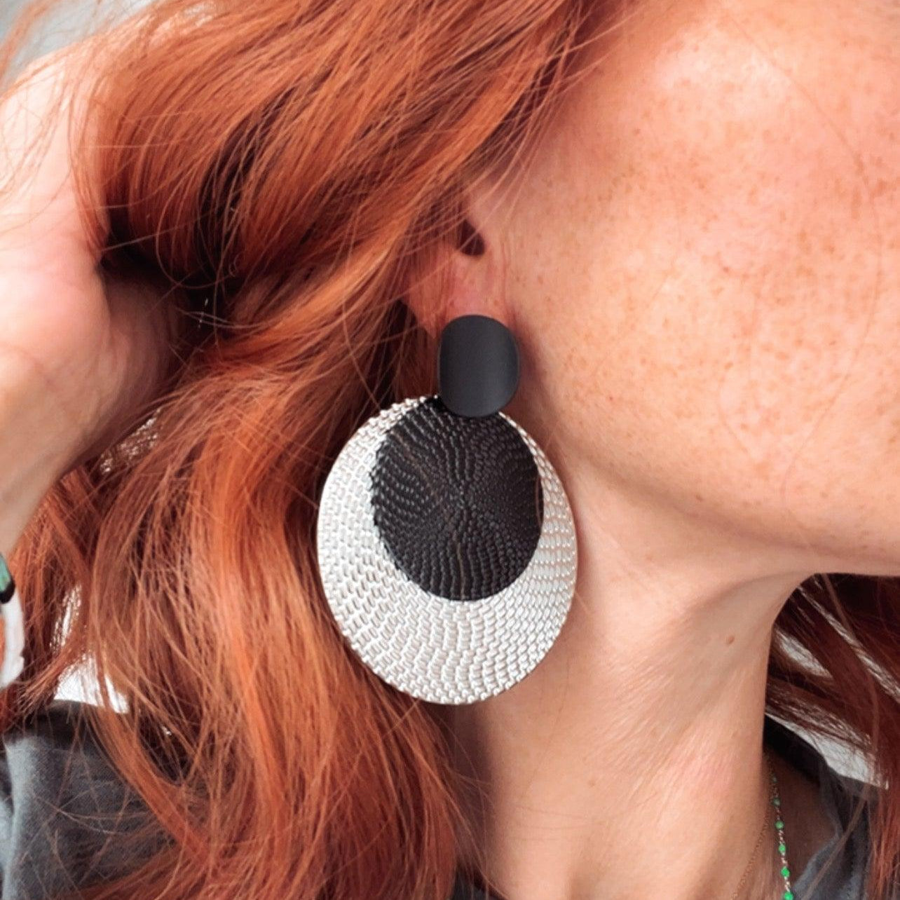 Boucles d’oreilles MAGGY légères, grand modèle noir et argenté - Créations Uniques - Créations Uniques