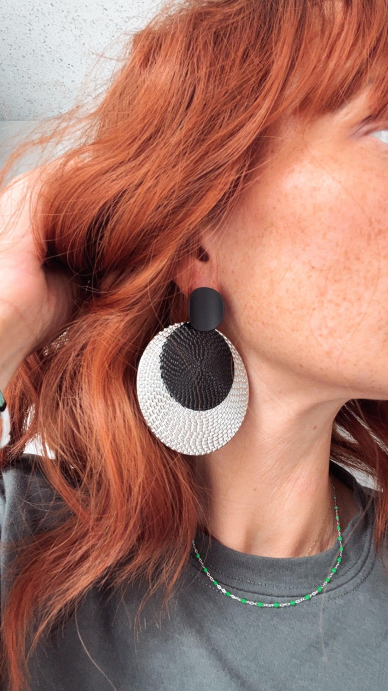 Boucles d’oreilles MAGGY légères, grand modèle noir et argenté - Créations Uniques - Créations Uniques