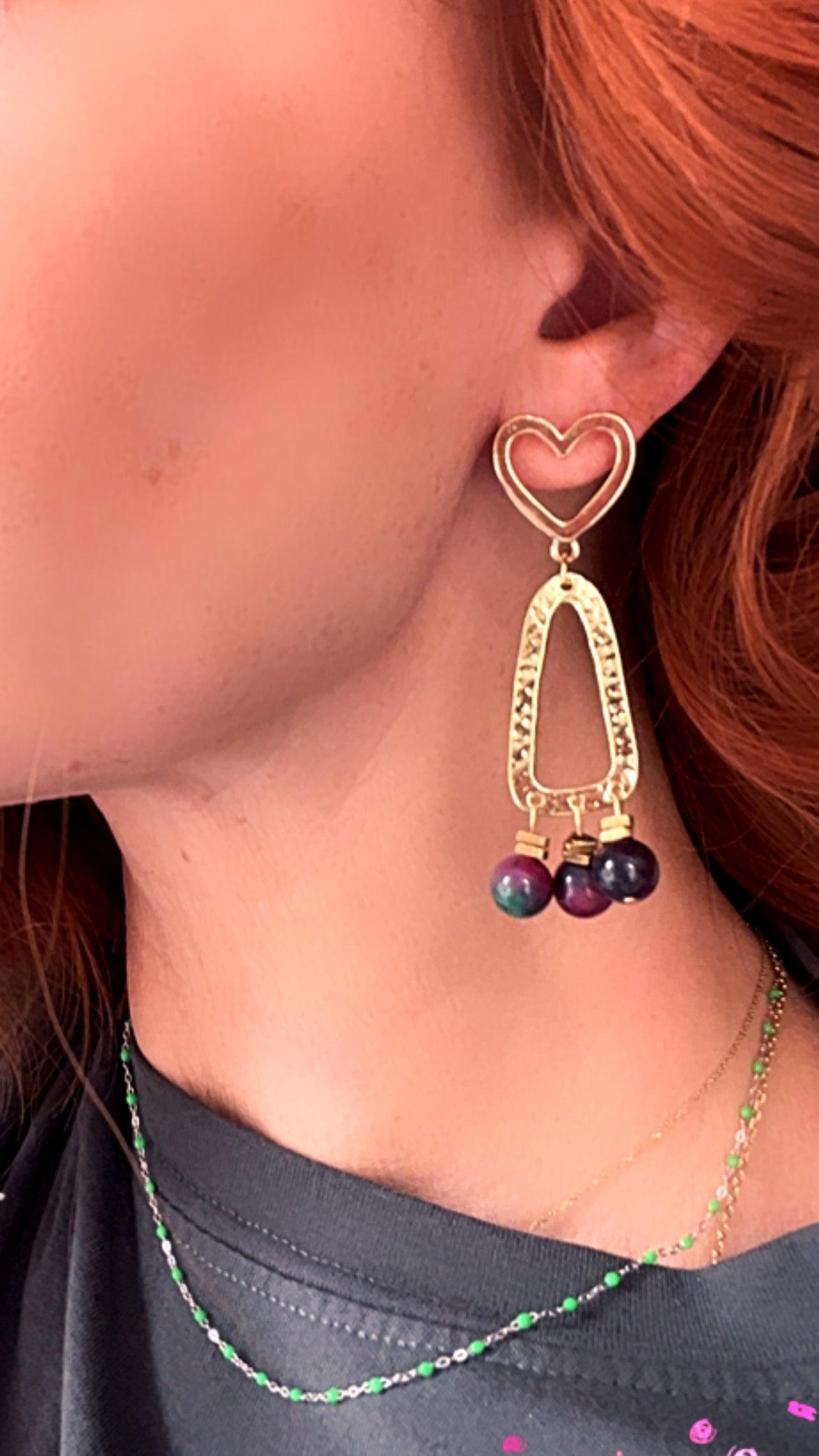 Boucles d’oreilles PATRICIA perles violine et clous cœurs dorés - Créations Uniques - Créations Uniques