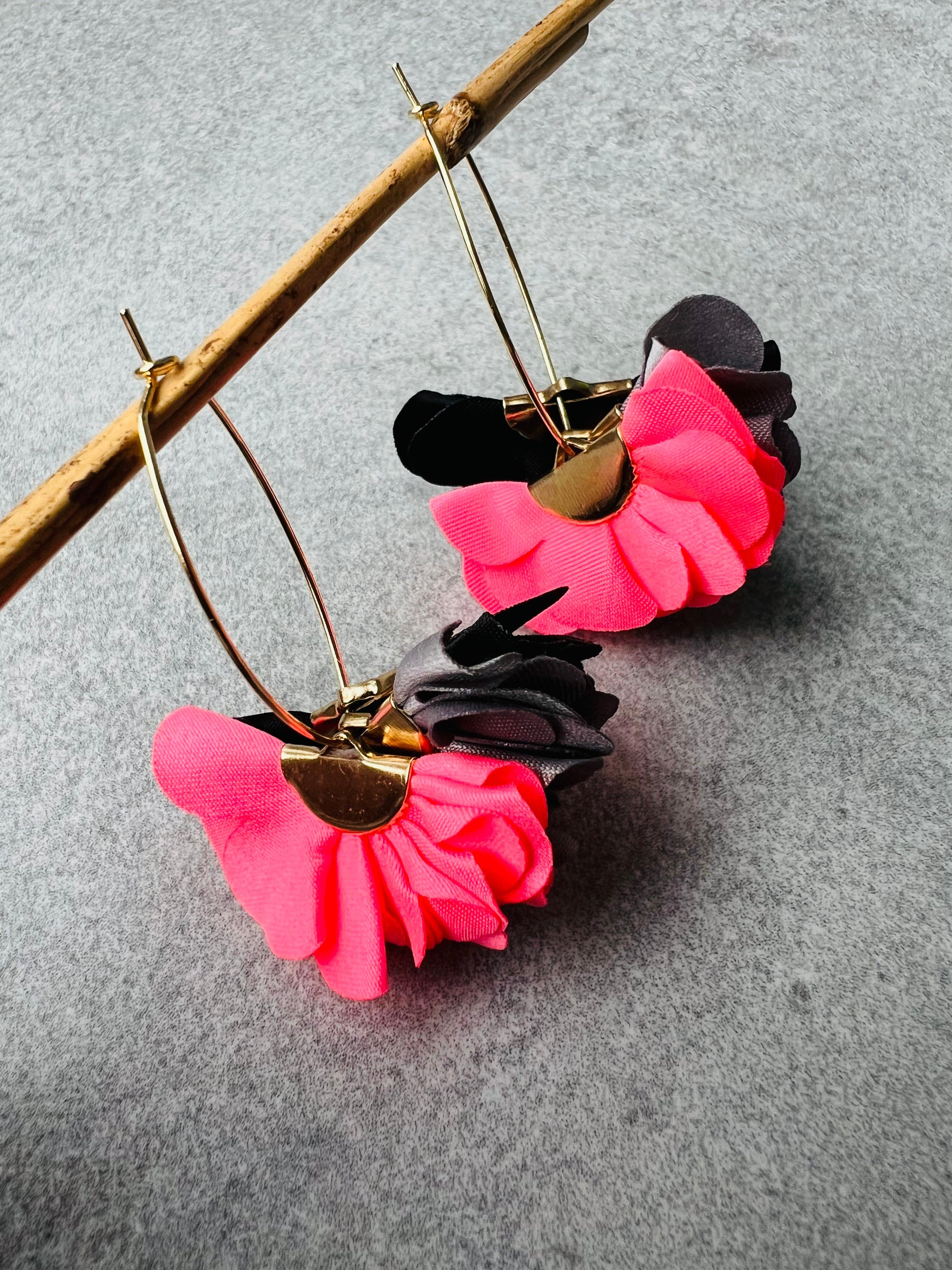 Boucles d’oreilles anneaux ovales LÉA pampilles tissu rose et noir - Créations Uniques - Créations Uniques