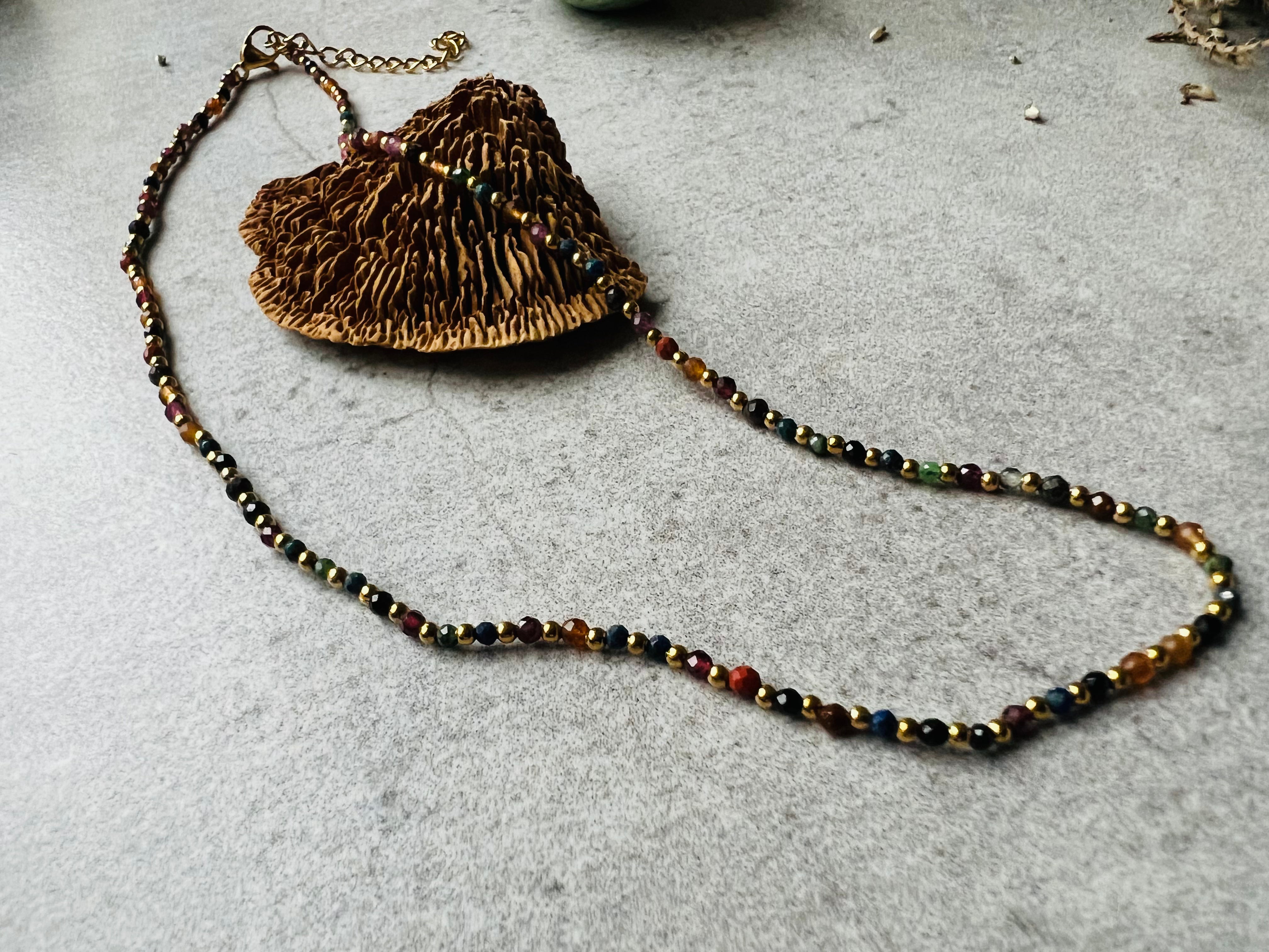 Collier EMILIE fines perles marron. ras de cou - Créations Uniques