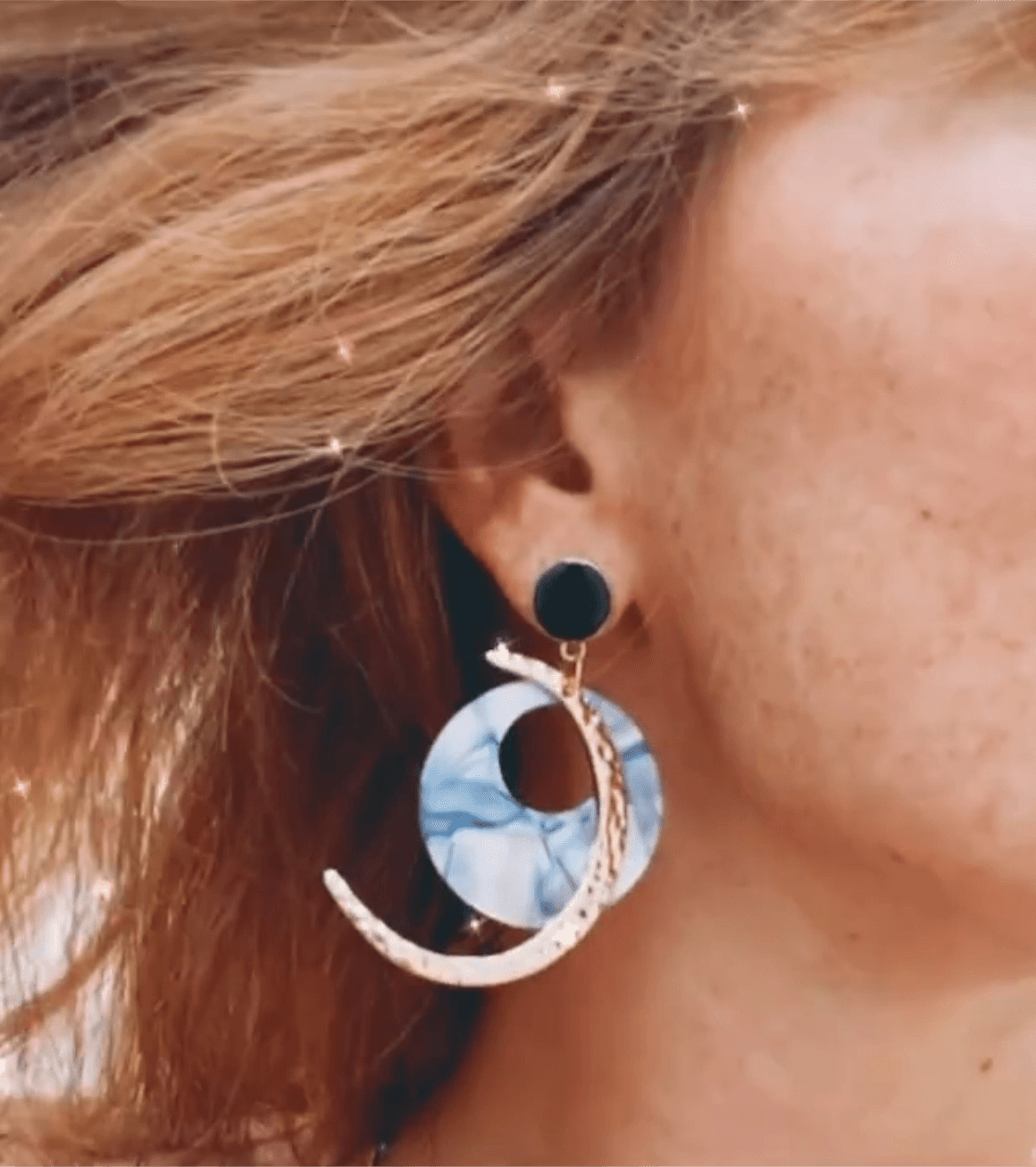 Boucles d’oreilles MACKENZIE lune dorée martelée et résine bleue - Créations Uniques - Créations Uniques