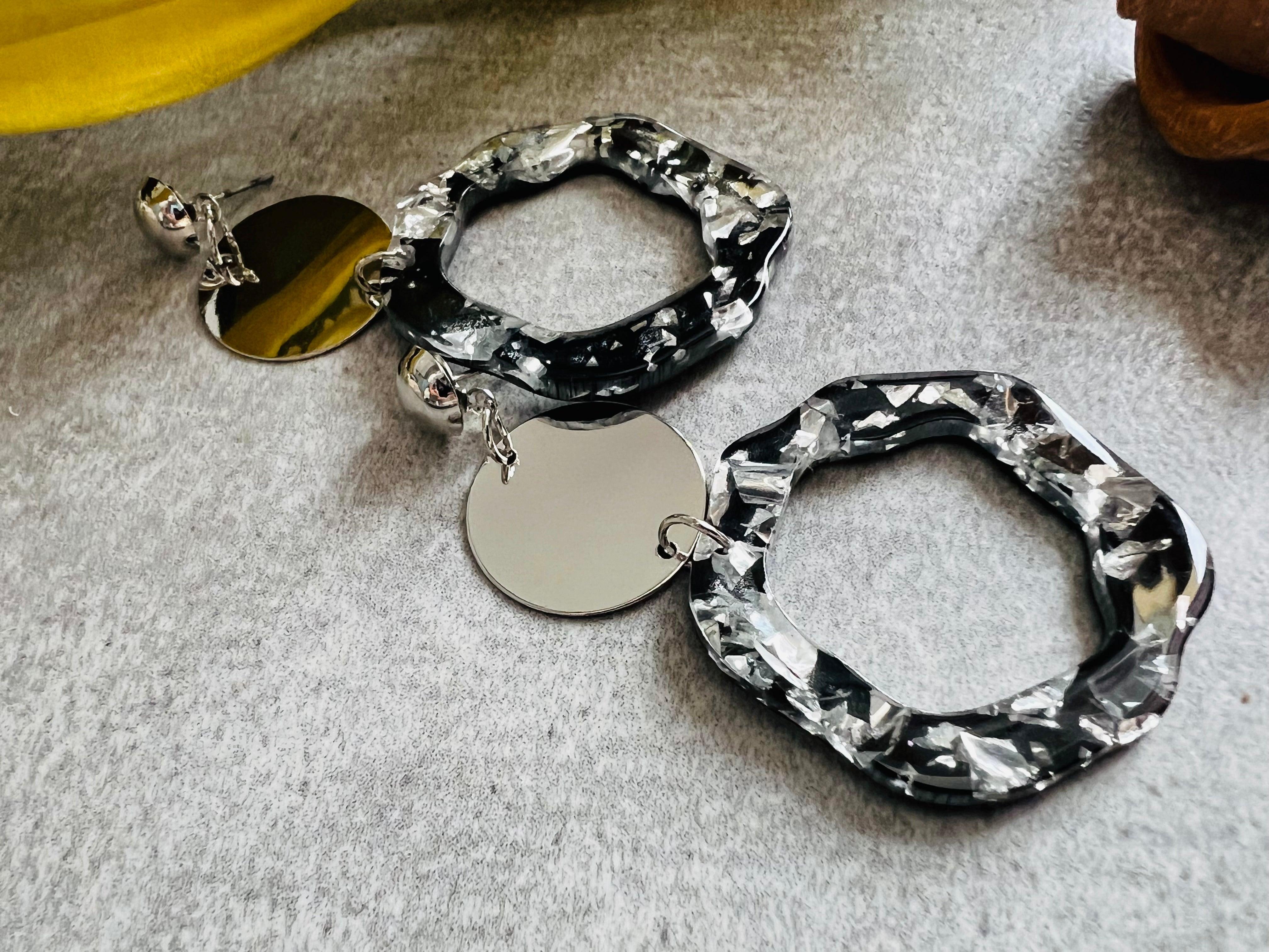 Boucles d’oreilles MEG résine noir et argenté - Créations Uniques - Créations Uniques