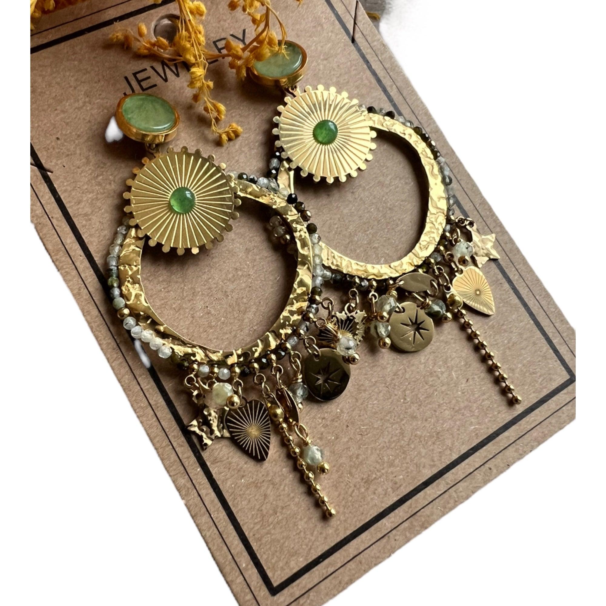 Boucles d’oreilles MARIE-AMELIE dorées, perles et multi pampilles clous verts. - Créations Uniques