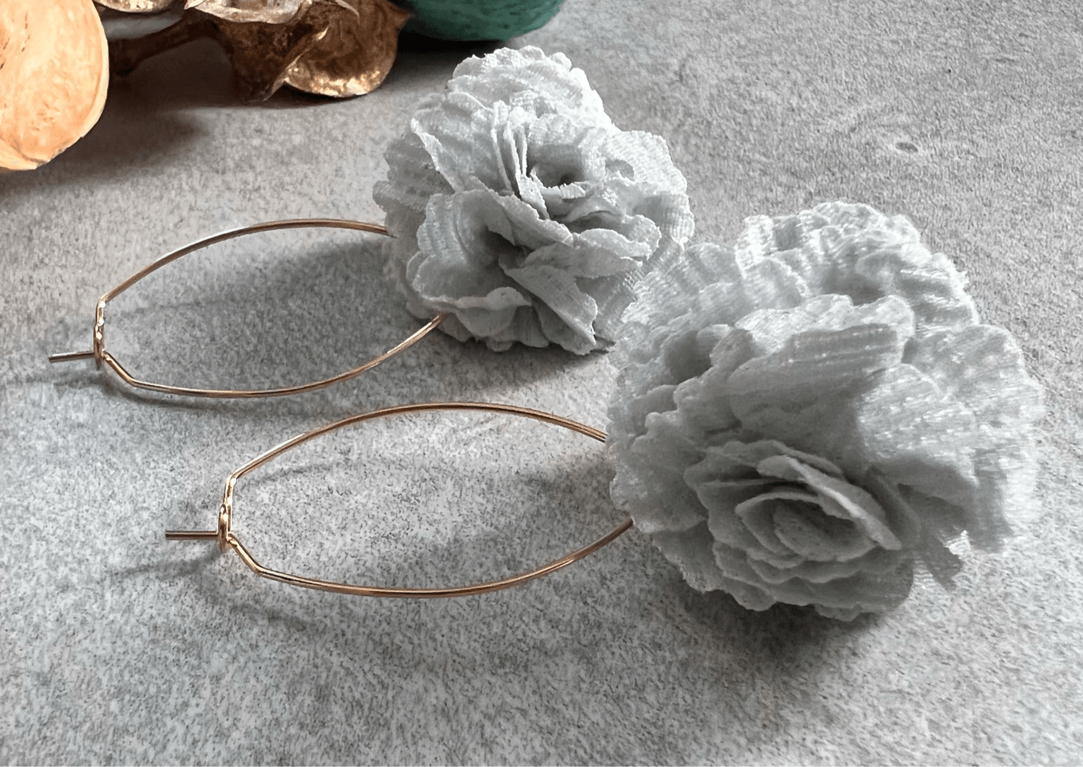 Boucles d’oreilles NELLY pompons gris - Créations Uniques - Créations Uniques