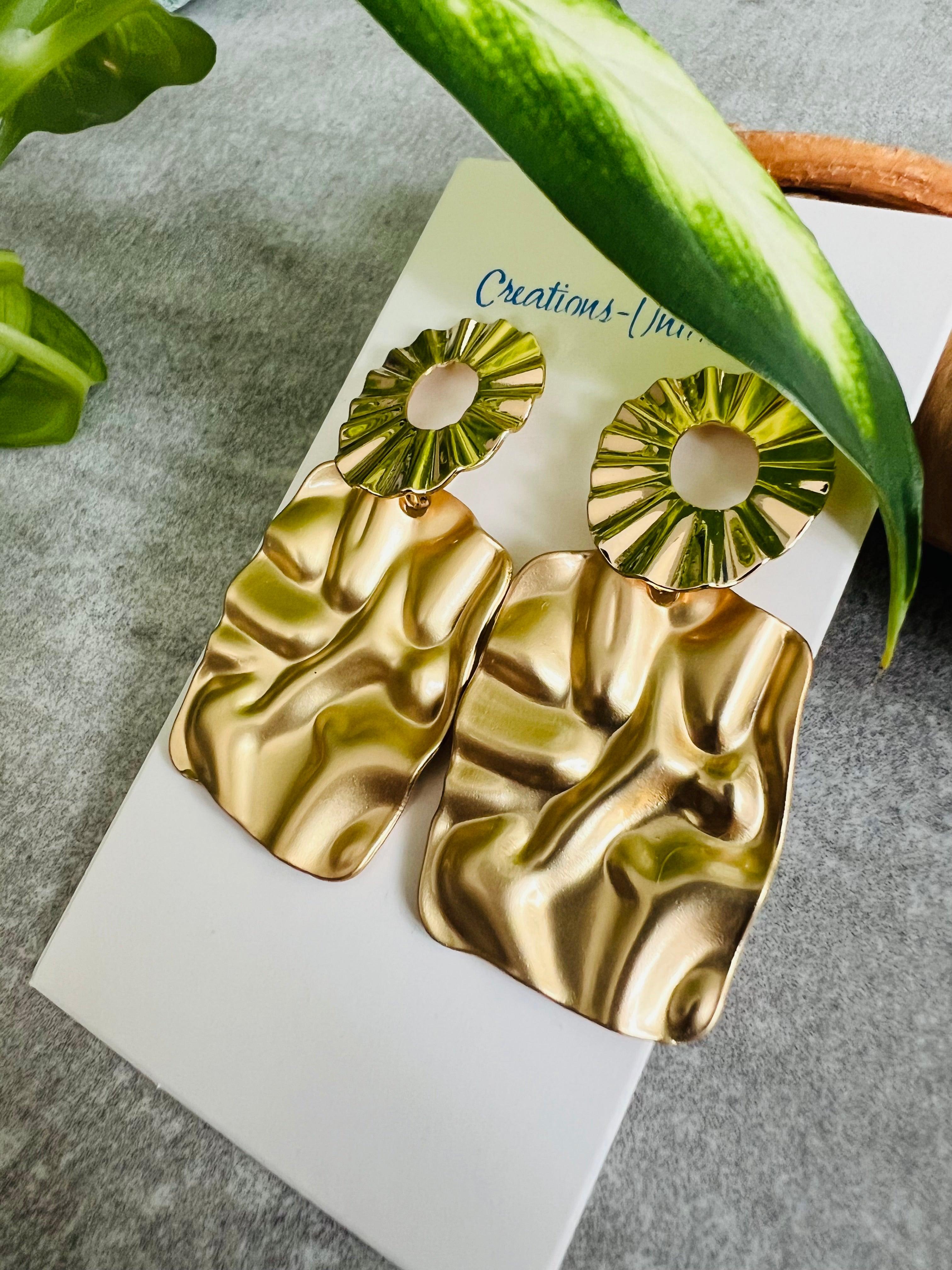 Boucles d’oreilles DAPHNÉ rectangles dorés ondulés - Créations Uniques - Créations Uniques