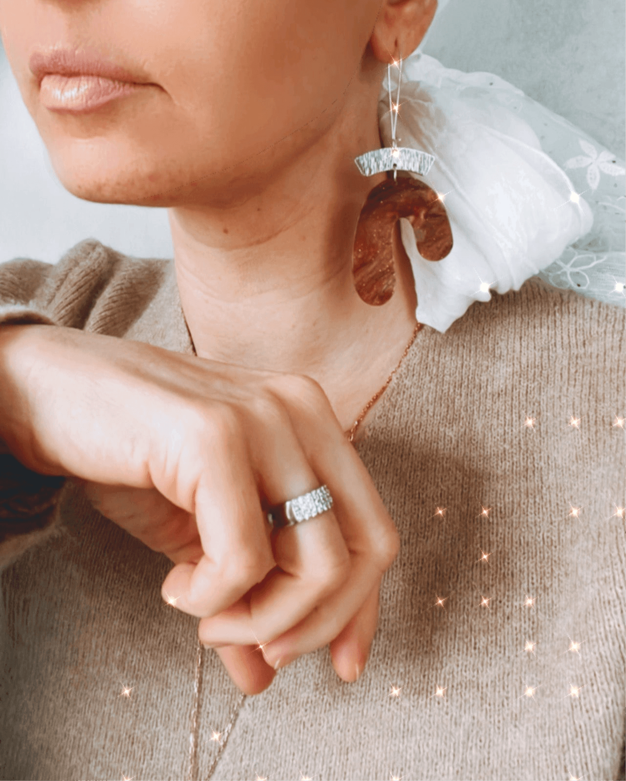 Boucles d’oreilles MURPHY asymétriques résine galaxy marron - Créations Uniques - Créations Uniques