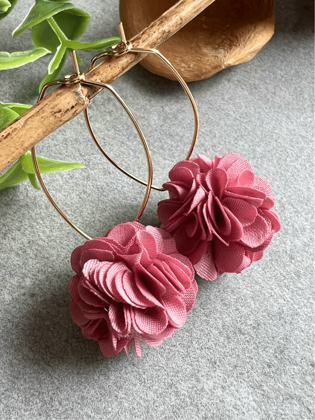 Boucles d’oreilles CHELSEA pompons vieux rose - Créations Uniques - Créations Uniques