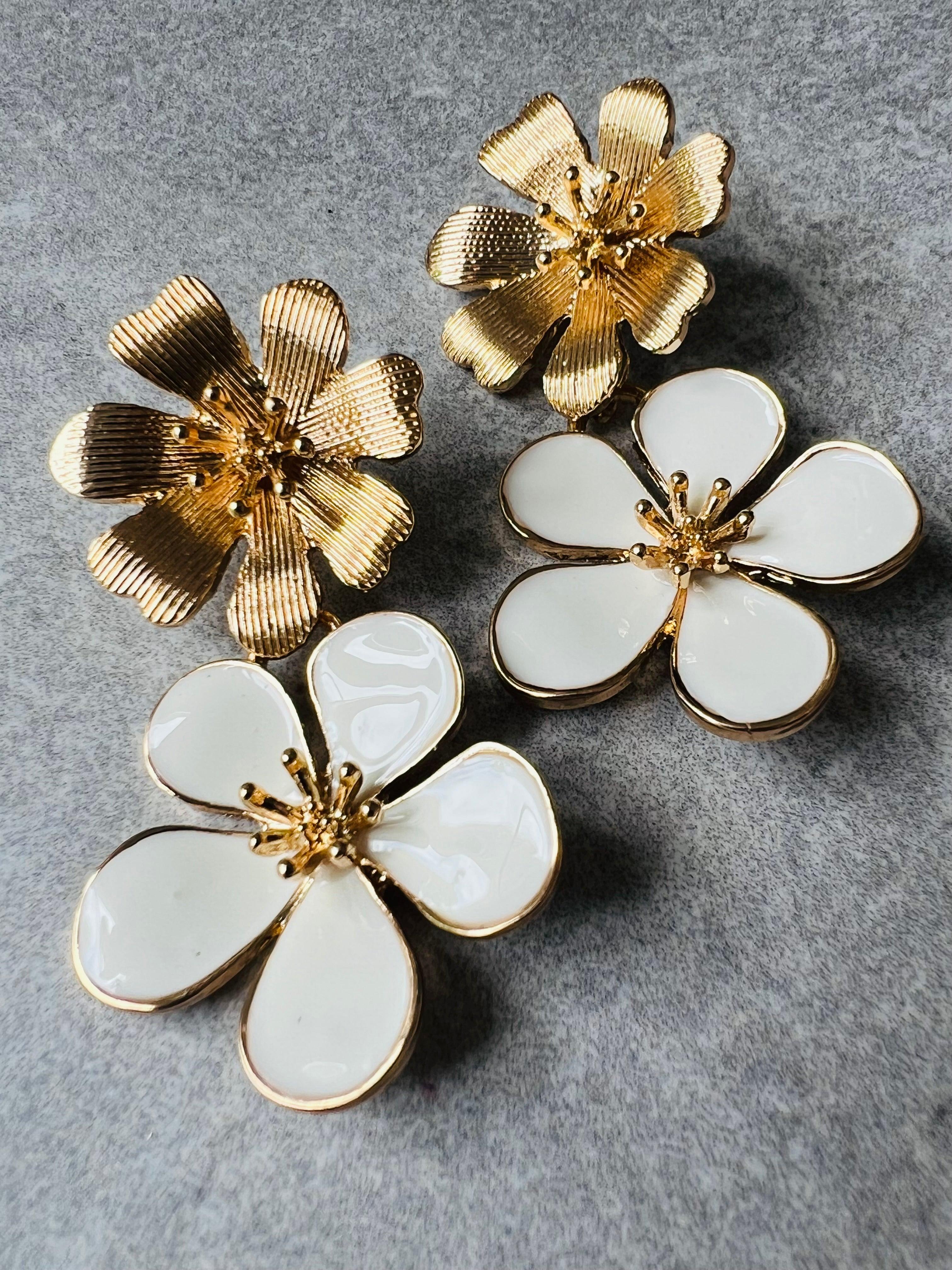 Boucles d’oreilles ANGELINE fleurs blanches et dorées - Créations Uniques