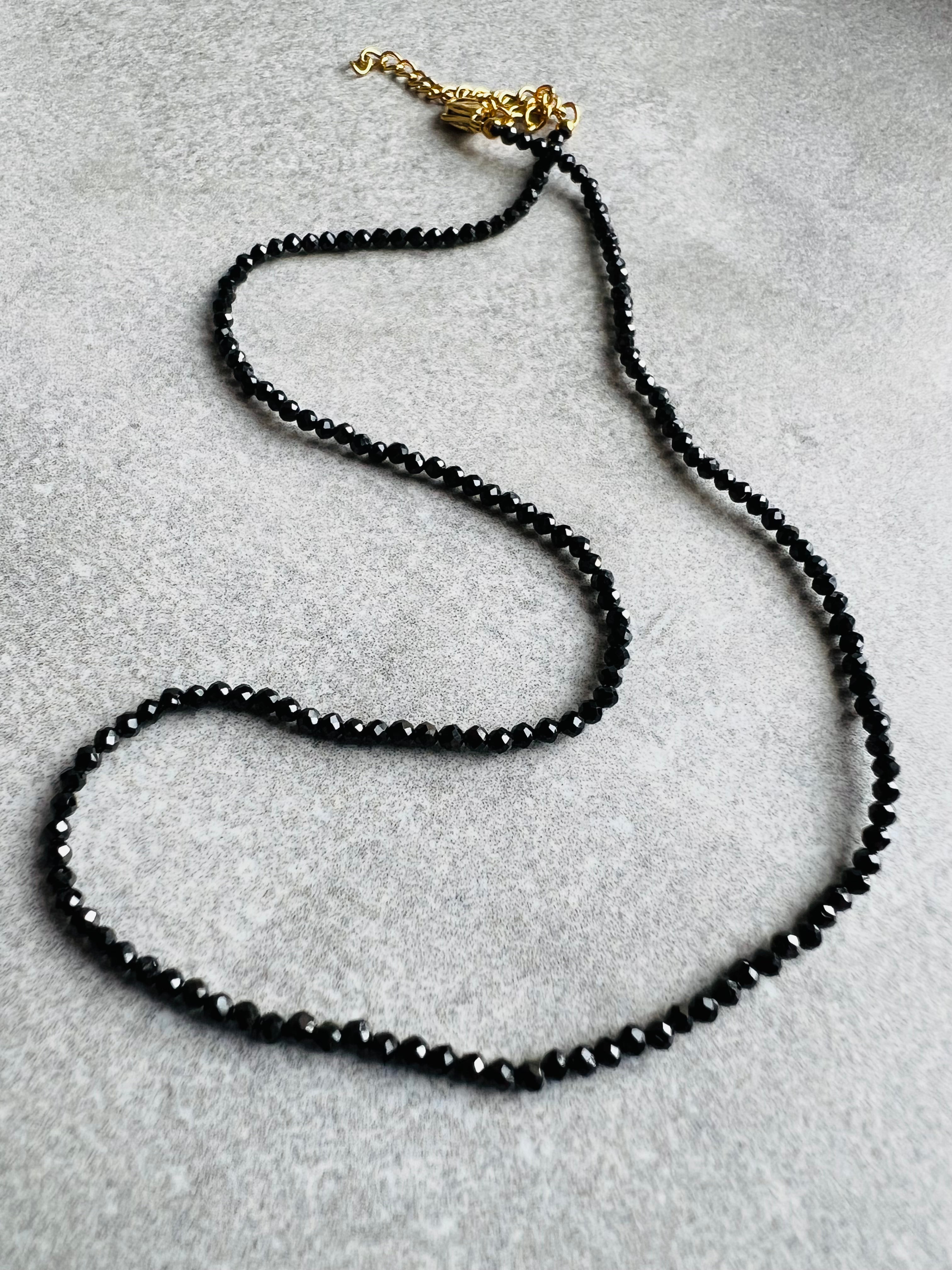 Collier OLLIE perles noires, ras de cou - Créations Uniques