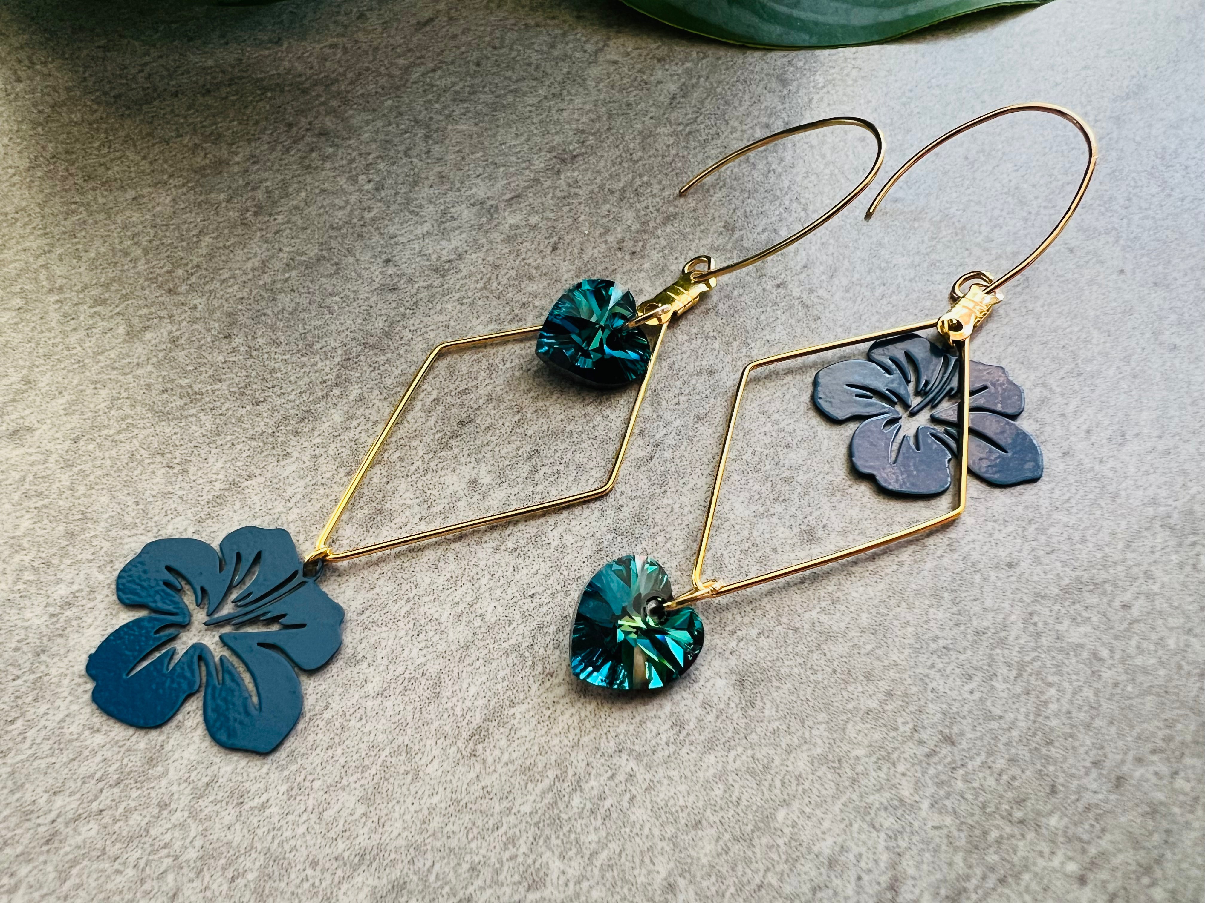 Boucles d’oreilles asymétriques MARISCA cœurs cristal Bermudes et fleurs hibiscus - Créations Uniques - Créations Uniques