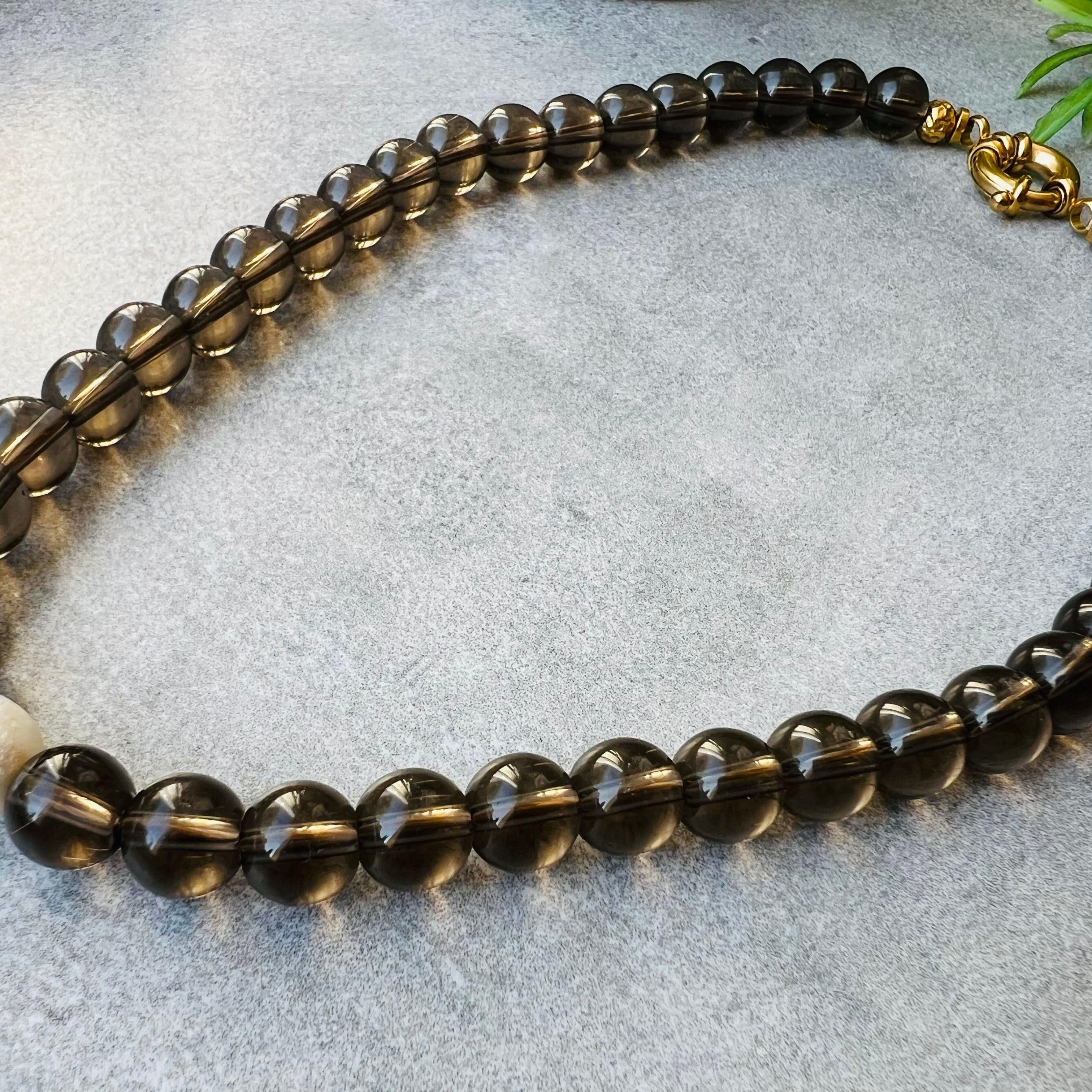 Collier chic ARTEMIS perles taupe - Créations Uniques