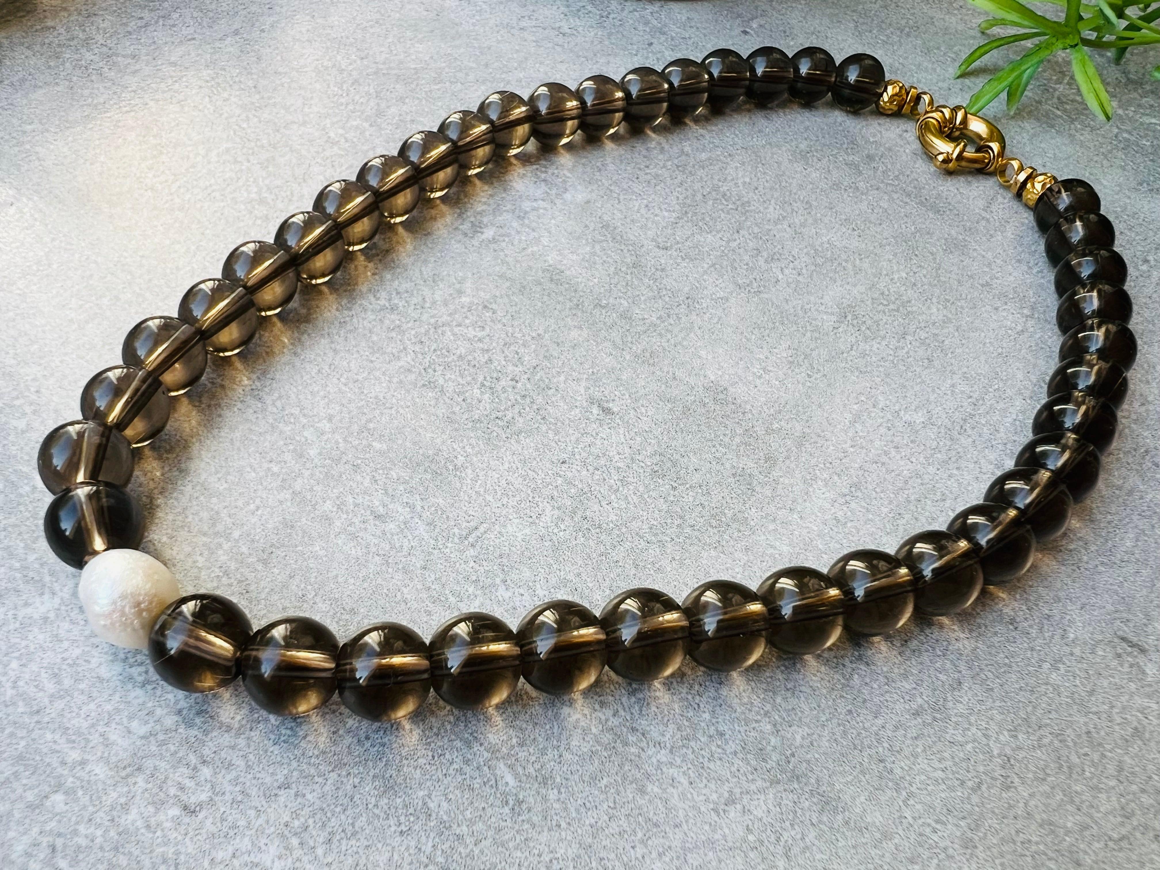 Collier chic ARTEMIS perles taupe - Créations Uniques