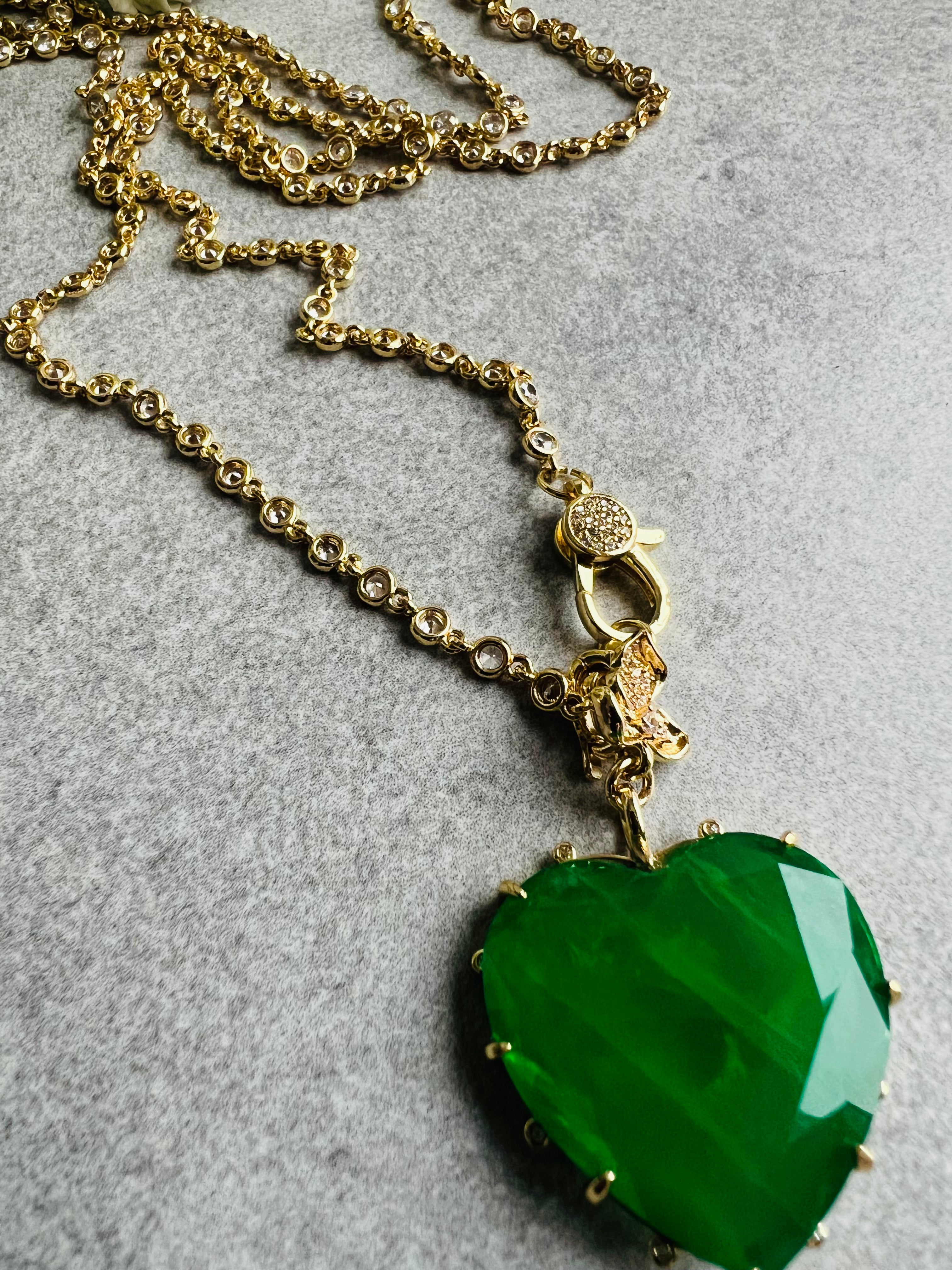 Collier TERRY sautoir pendentif cœur vert chaîne dorée diamantée - Créations Uniques