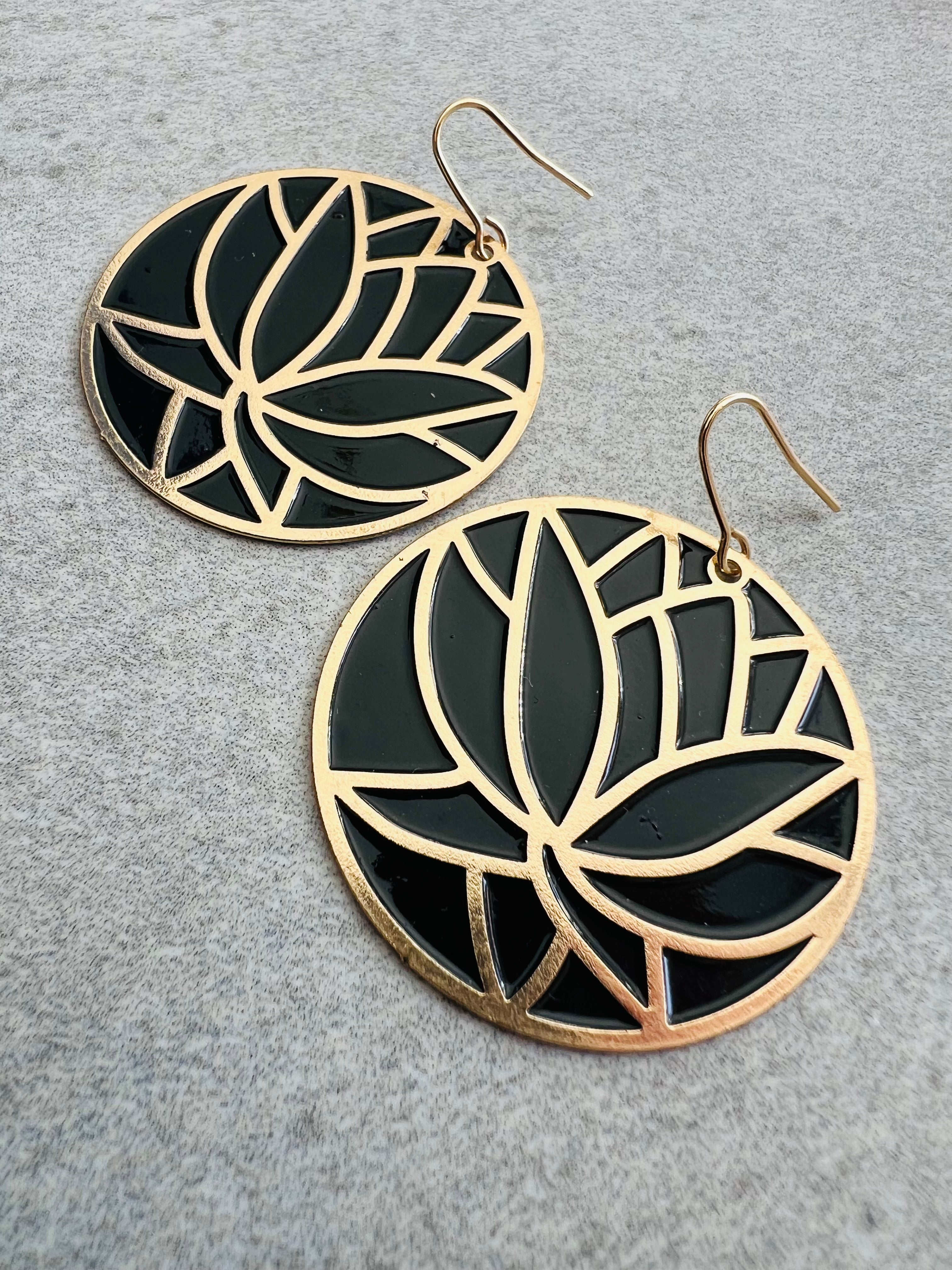 Boucles d’oreilles ALLYN lotus dorés fond noir - Créations Uniques - Créations Uniques