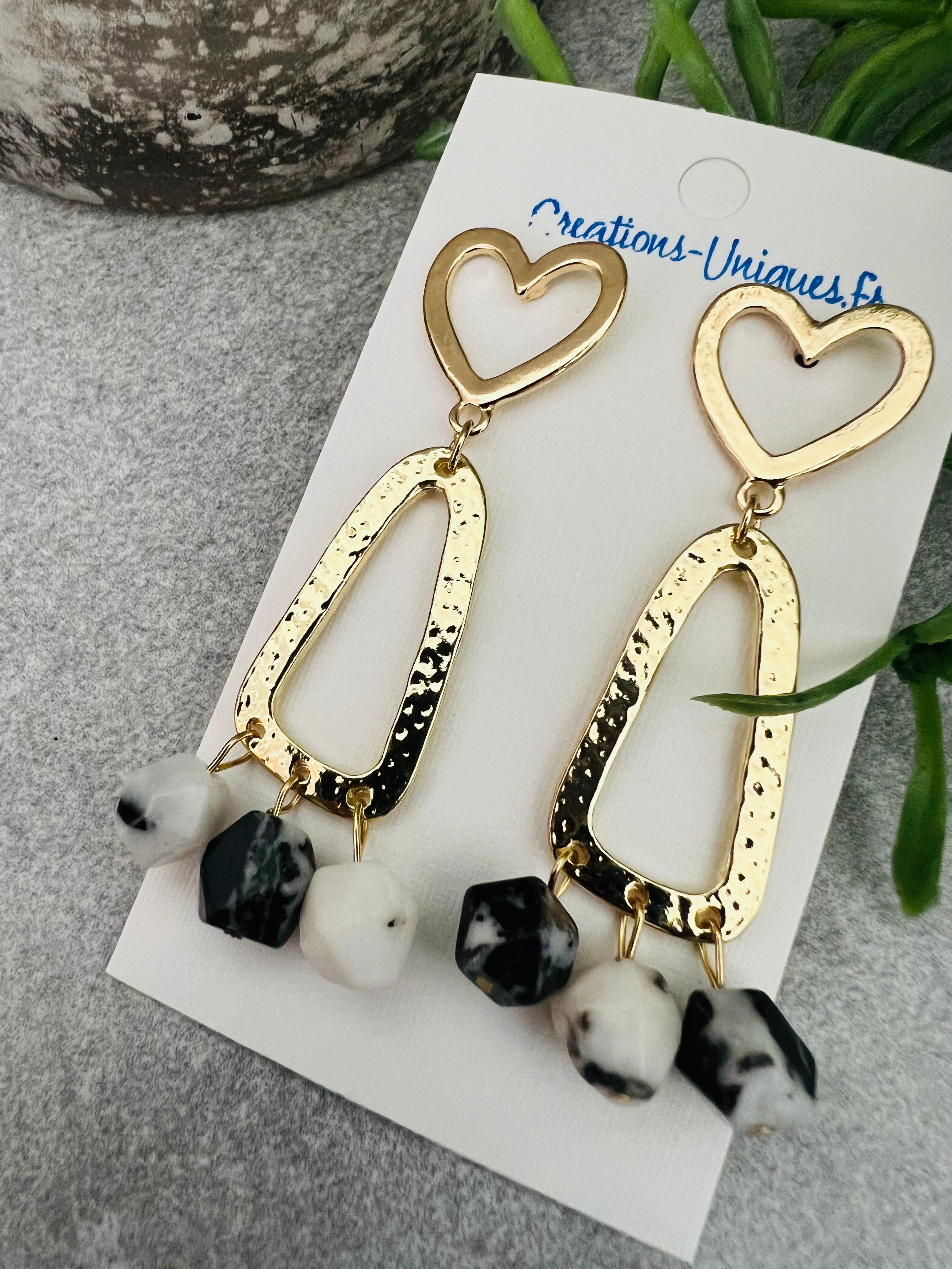 Boucles d’oreilles PATRICIA perles howlite et clous cœurs dorés - Créations Uniques - Créations Uniques