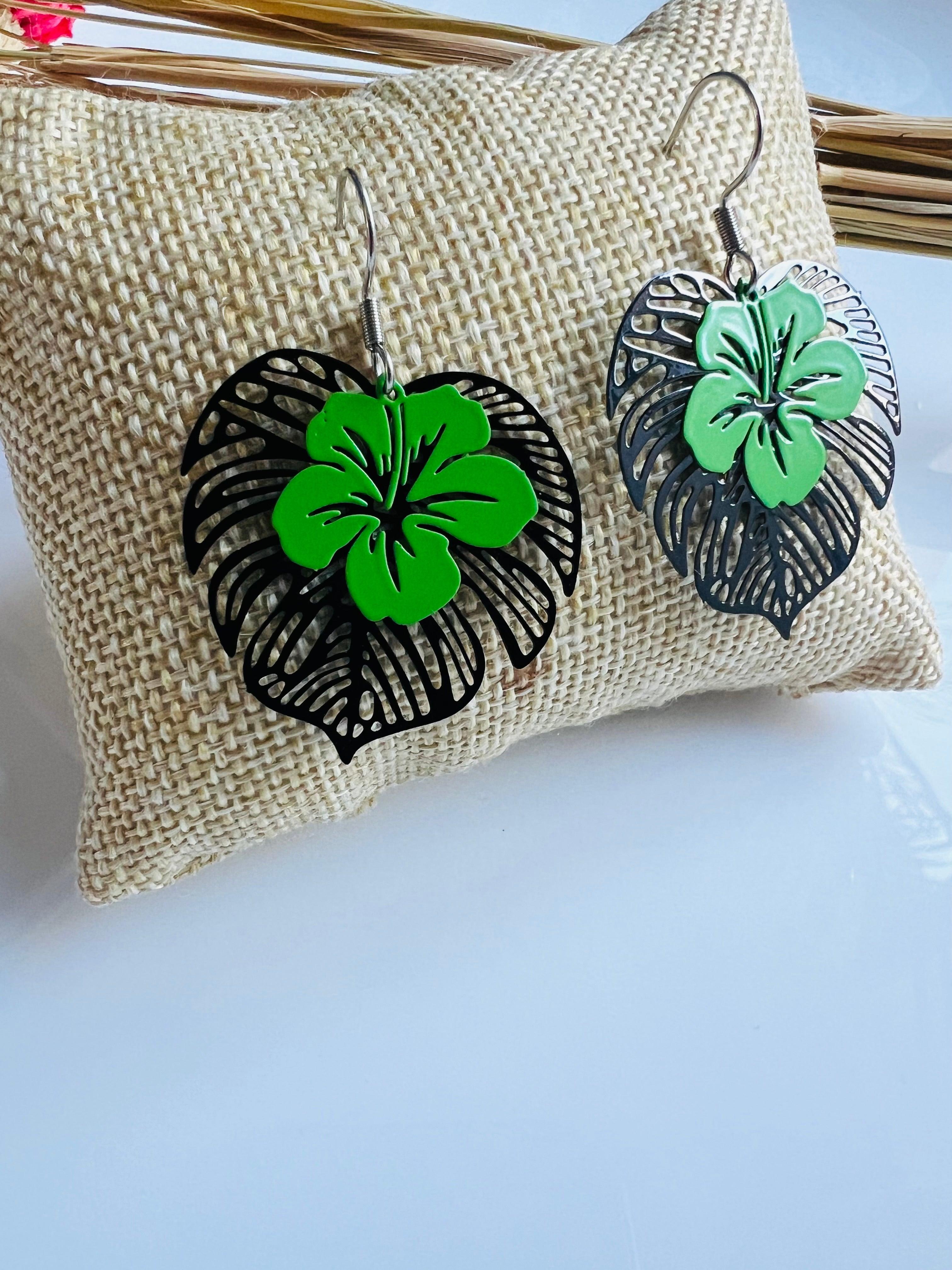 Boucles d’oreilles BLAIR feuilles tropicales et hibiscus - Créations Uniques - Créations Uniques
