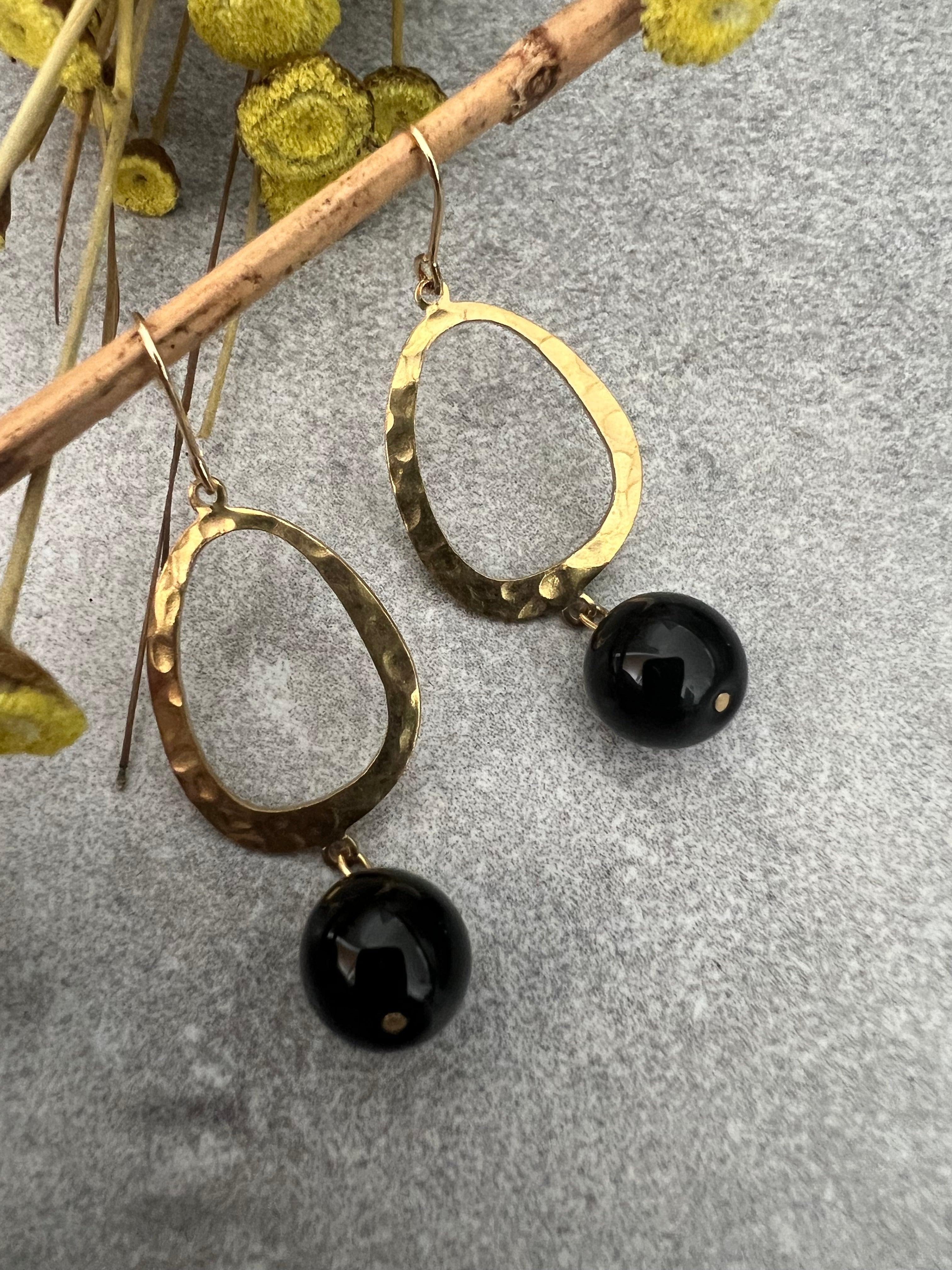 Boucles d’oreilles STEPHANIE gouttes laiton et perles noires - Créations Uniques - Créations Uniques