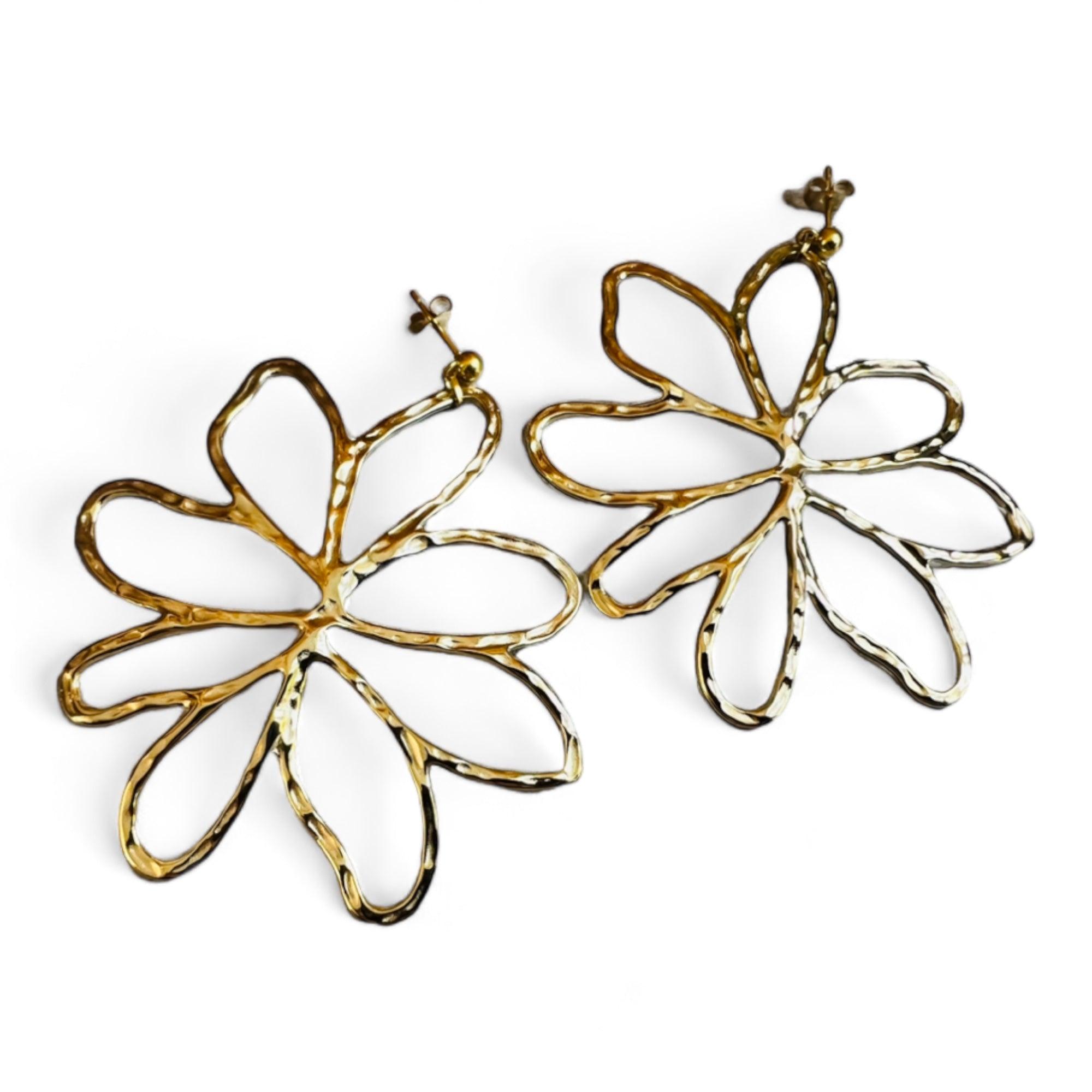 Boucles d’oreilles KENDRA grande fleur dorée - Créations Uniques