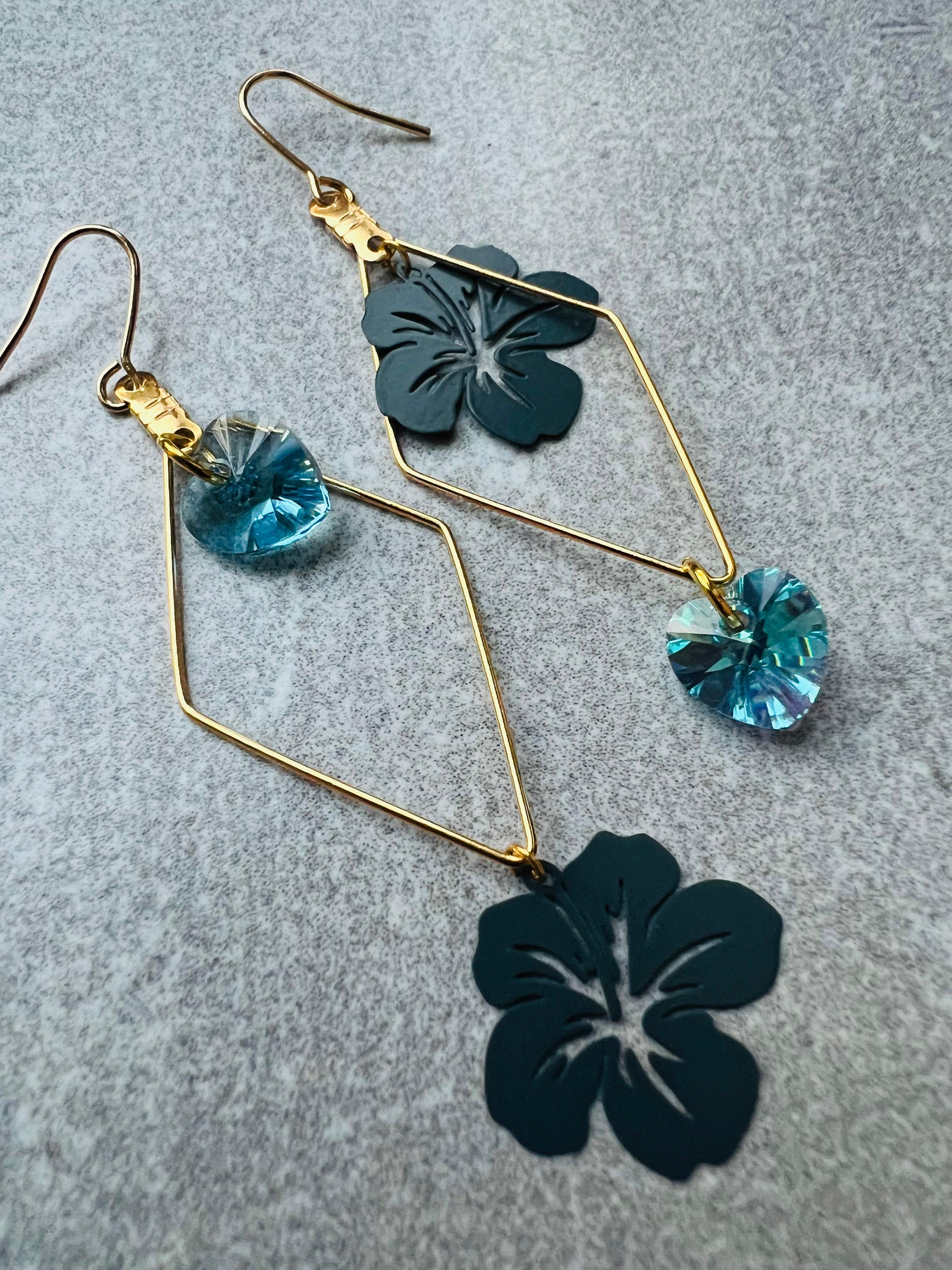 Boucles d’oreilles asymétriques NATACHA cœurs cristal aquamarine et fleurs hibiscus bleu - Créations Uniques - Créations Uniques