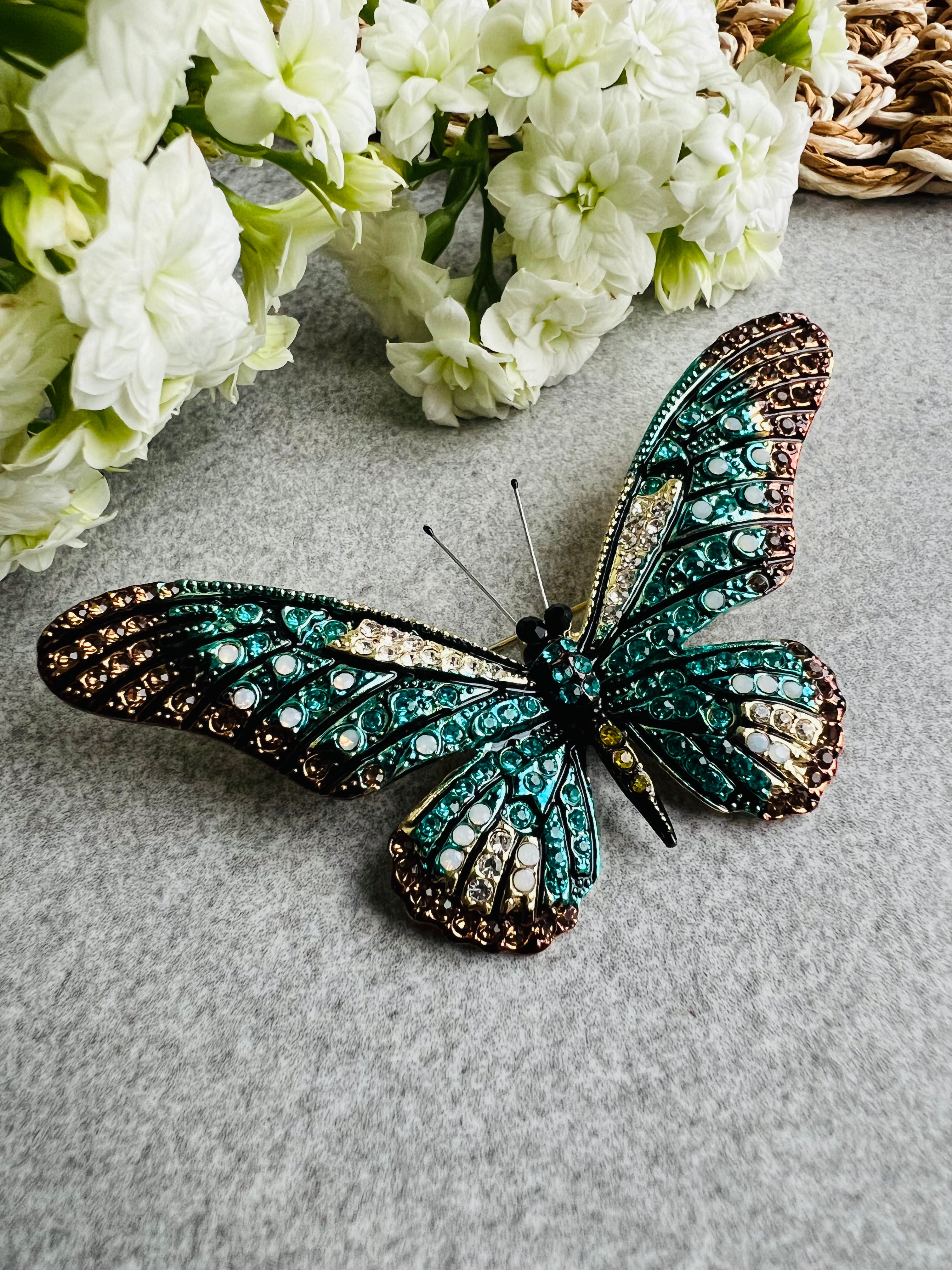 Broche CHARLYN grand papillon strass bleu turquoise - Créations Uniques