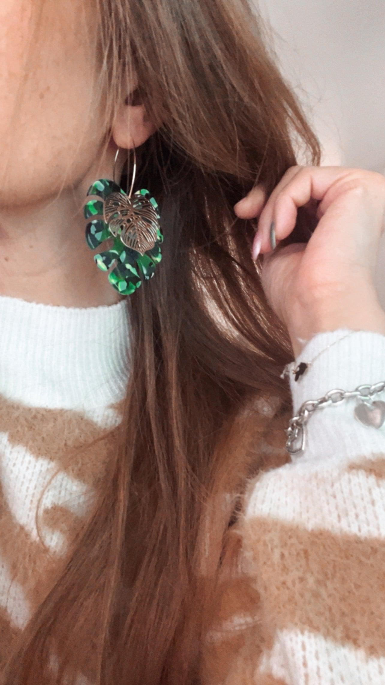 Boucles d’oreilles MADELINE feuilles tropicales vertes et dorées - Créations Uniques - Créations Uniques