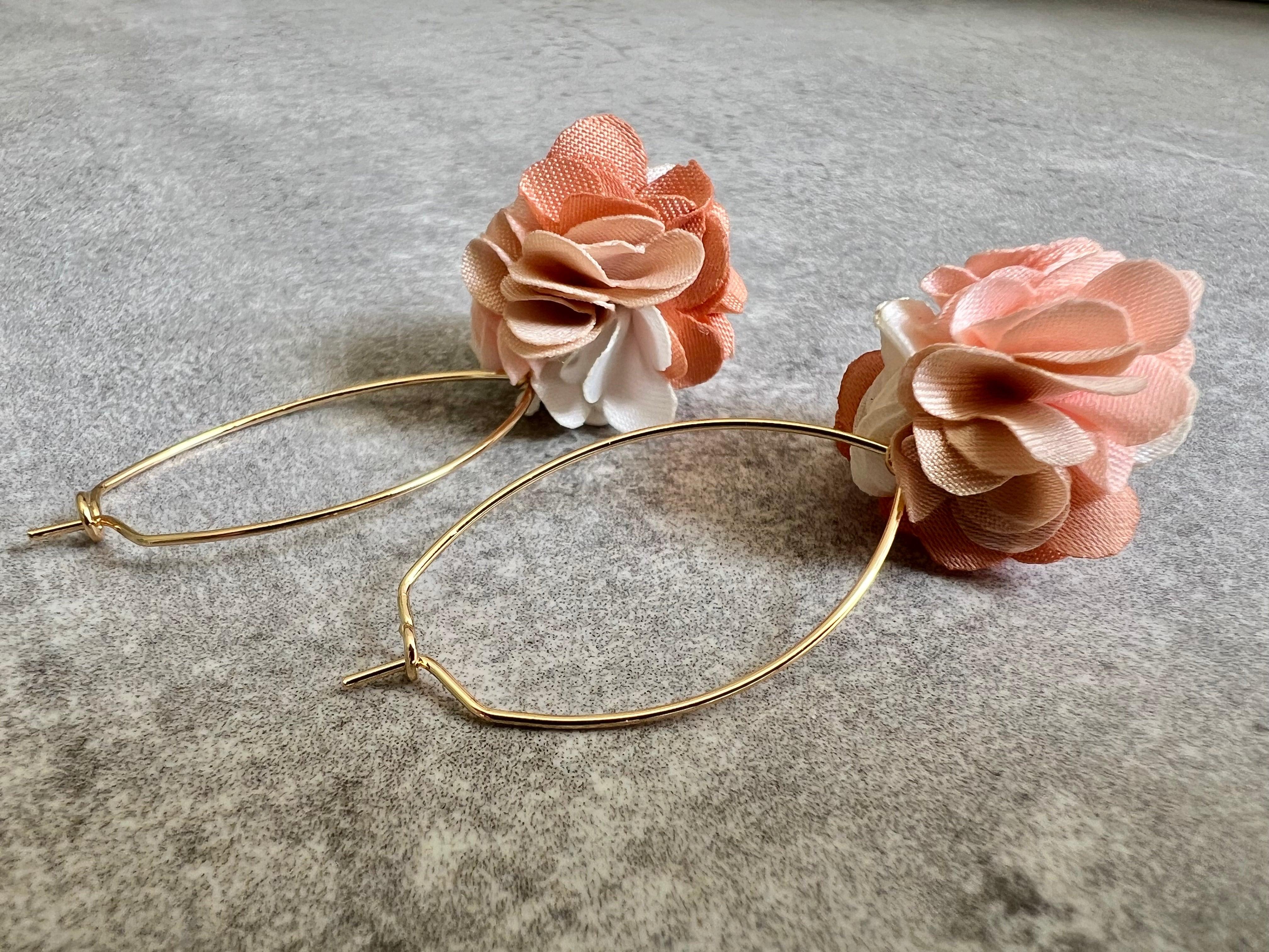 Boucles d’oreilles ELLIE pompons saumon - Créations Uniques - Créations Uniques