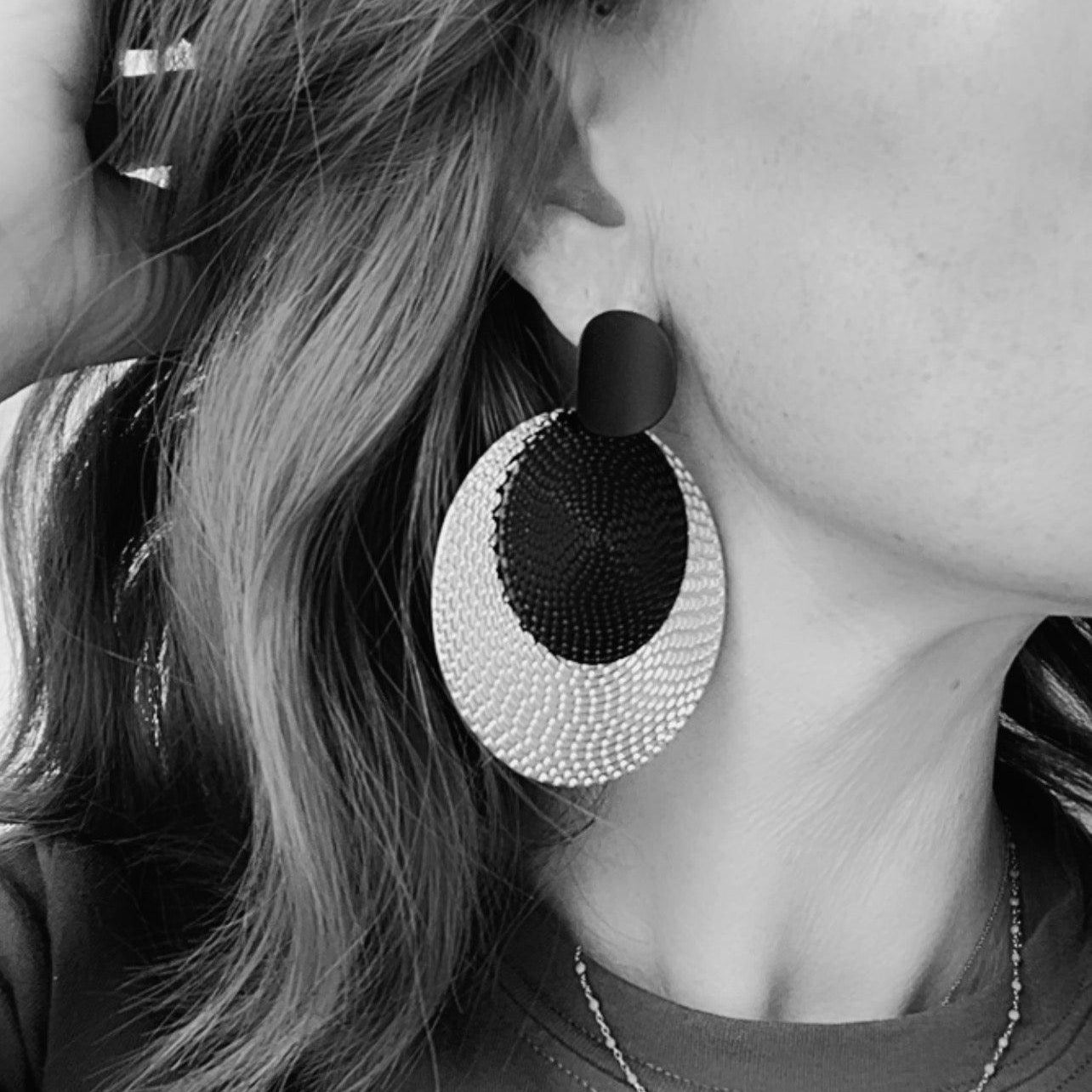 Boucles d’oreilles MAGGY légères, grand modèle noir et argenté - Créations Uniques - Créations Uniques