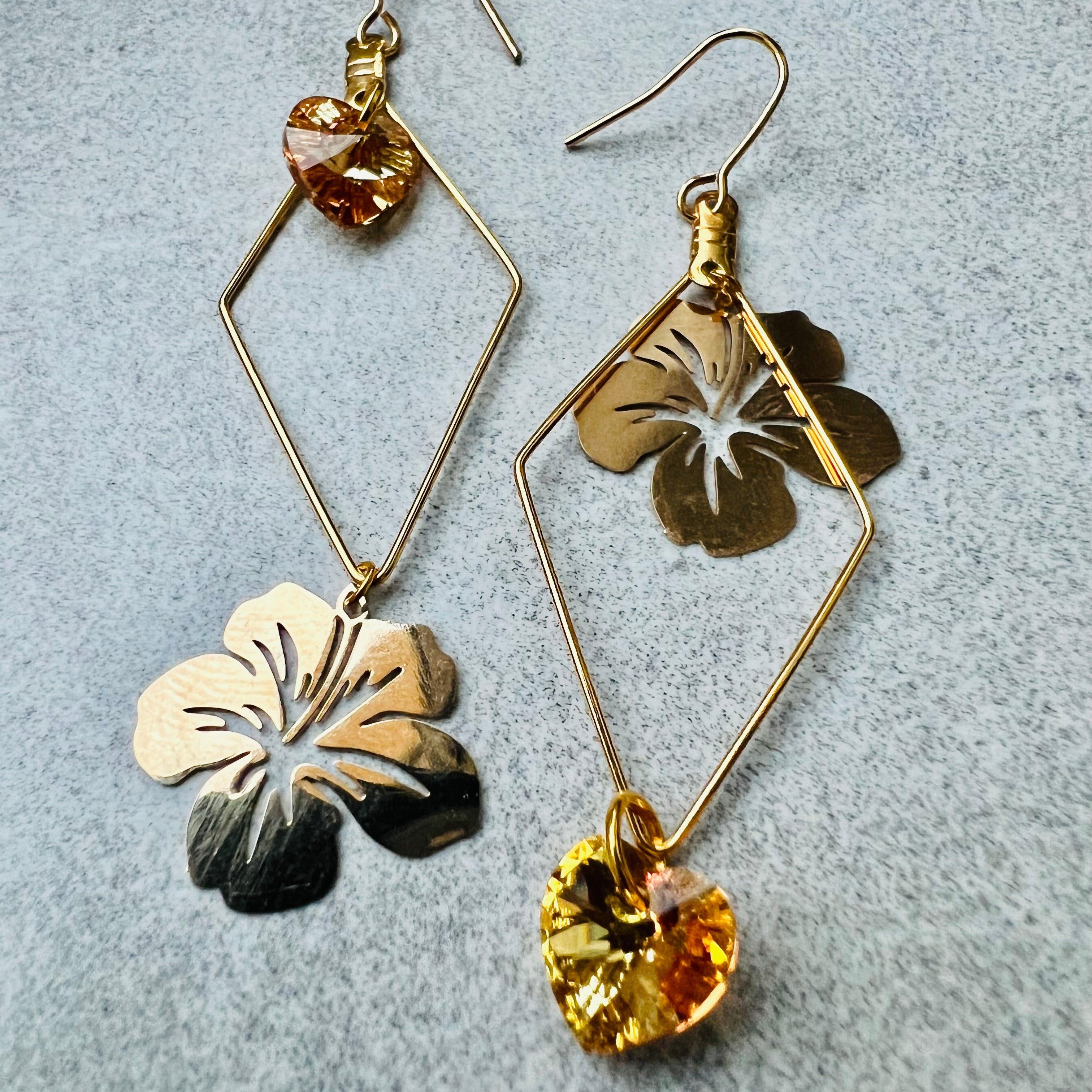 Boucles d’oreilles asymétriques DIANA cœurs cristal sunshine et fleurs hibiscus dorées - Créations Uniques - Créations Uniques