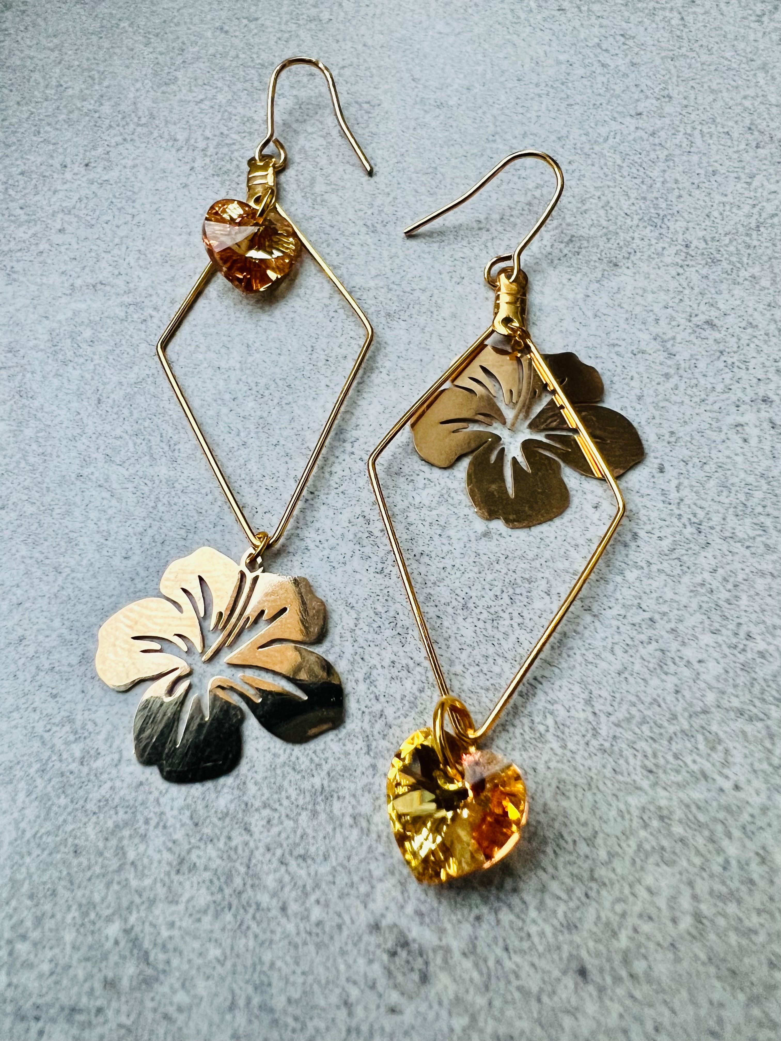 Boucles d’oreilles asymétriques DIANA cœurs cristal sunshine et fleurs hibiscus dorées - Créations Uniques - Créations Uniques