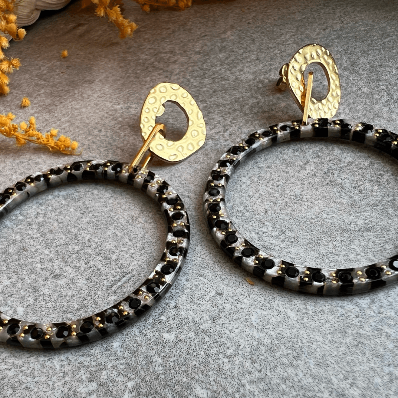 Boucles d’oreilles ELSIE rondes résine et clous dorés - Créations Uniques