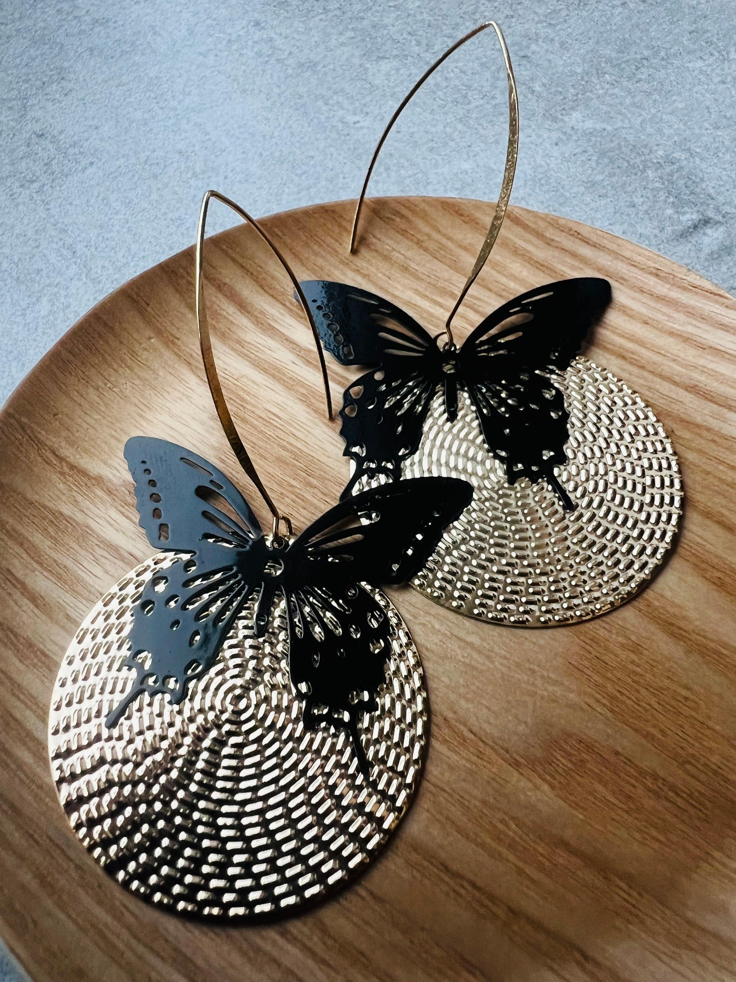 Boucles d’oreilles MIRABELLE papillons noirs et disques dorés - Créations Uniques - Créations Uniques