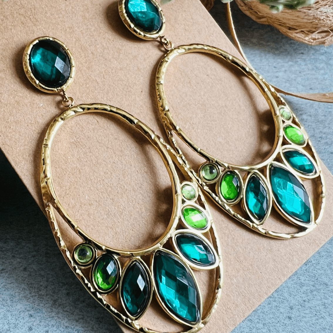 Boucles d’oreilles chic CENDRINE ovales dorés cabochons brillants nuances de vert - Créations Uniques