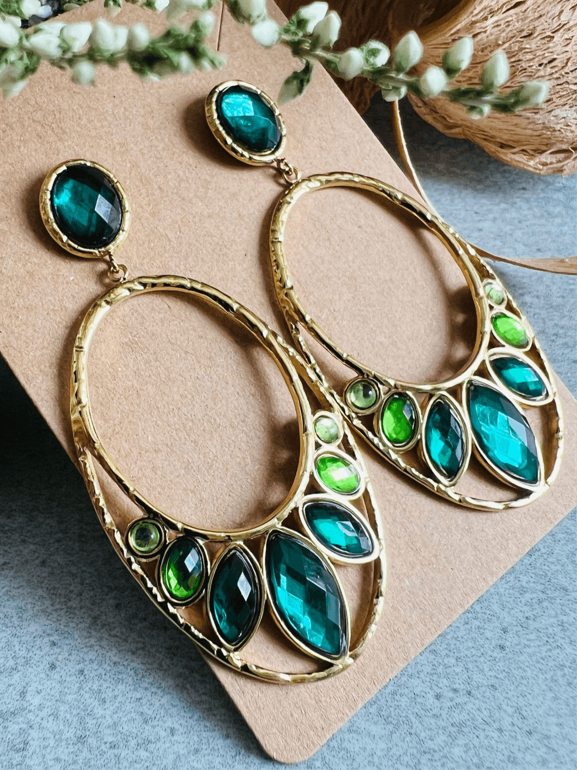 Boucles d’oreilles chic CENDRINE ovales dorés cabochons brillants nuances de vert - Créations Uniques