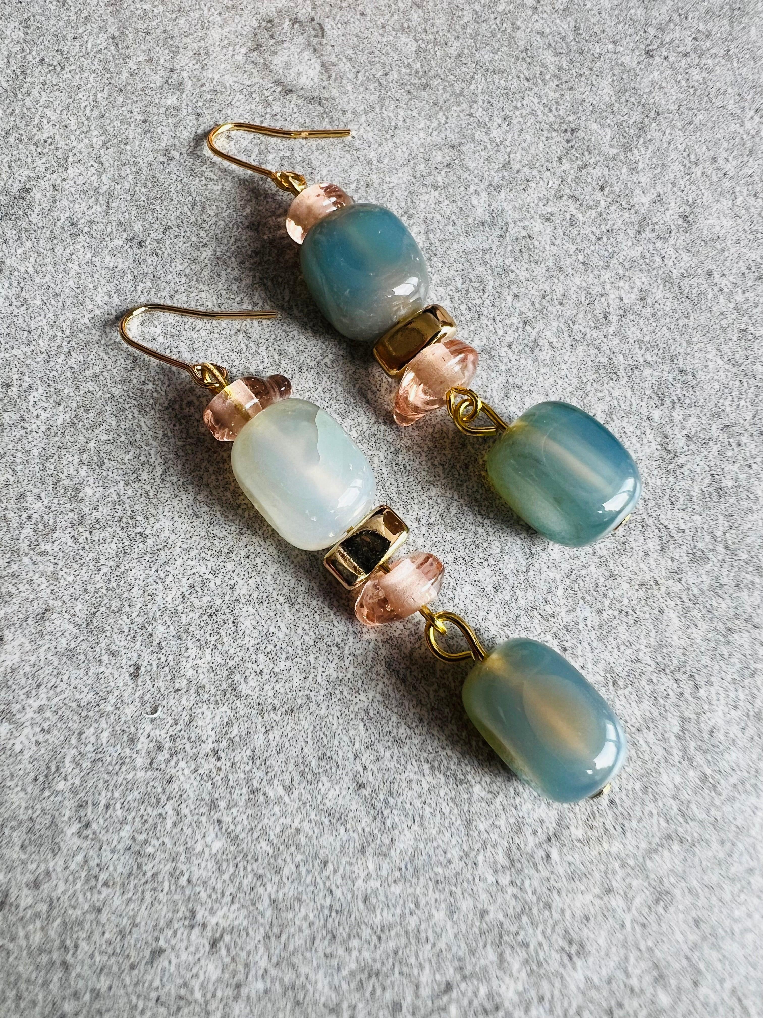 Boucles d’oreilles ANITA perles cubes bleu gris, bijoux fait main - Créations Uniques - Créations Uniques