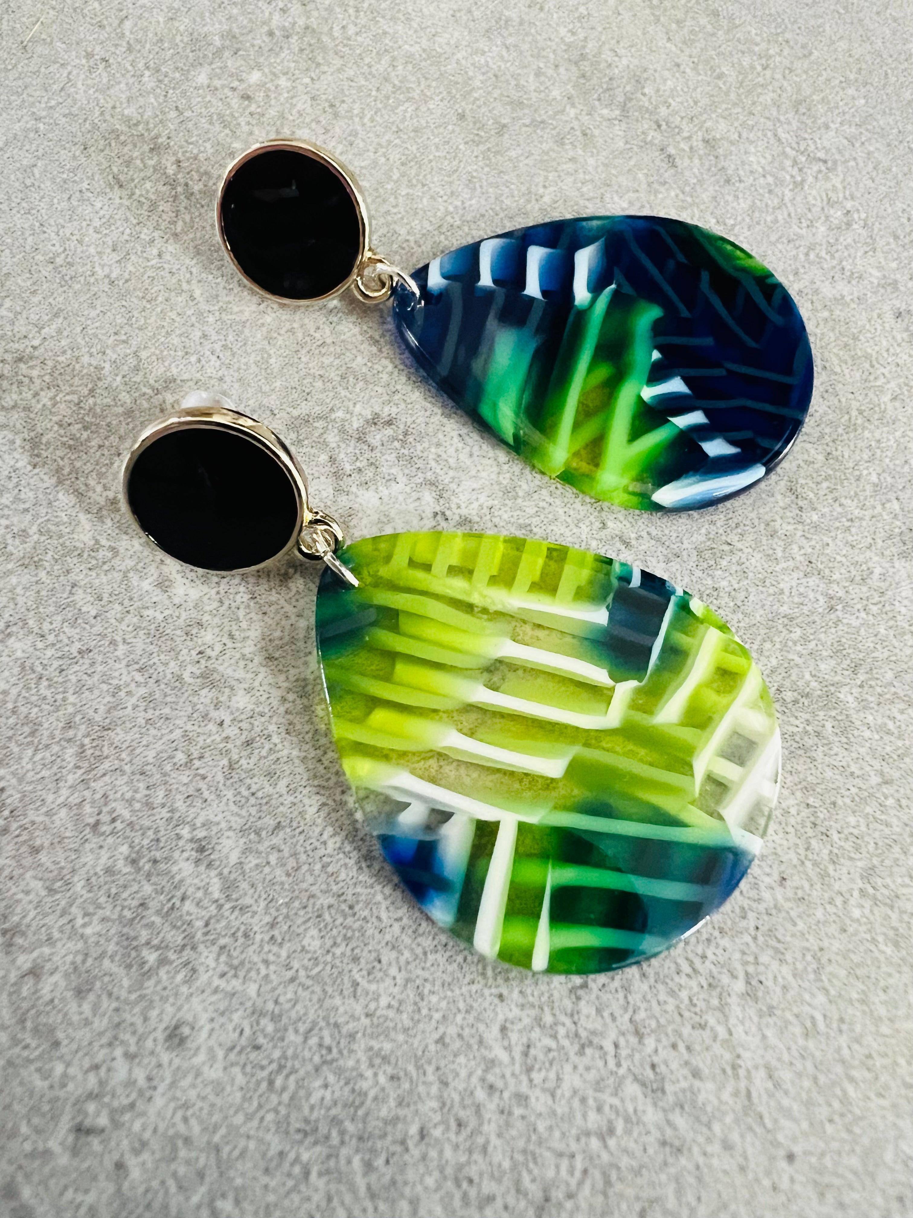 Boucles d’oreilles AUGUSTINE gouttes resine bleu et vert - Créations Uniques - Créations Uniques