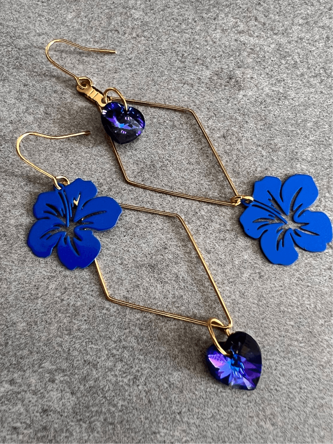 Boucles d’oreilles PALOMA cœurs cristal héliotrope et fleurs hibiscus bleu outre-mer - Créations Uniques - Créations Uniques