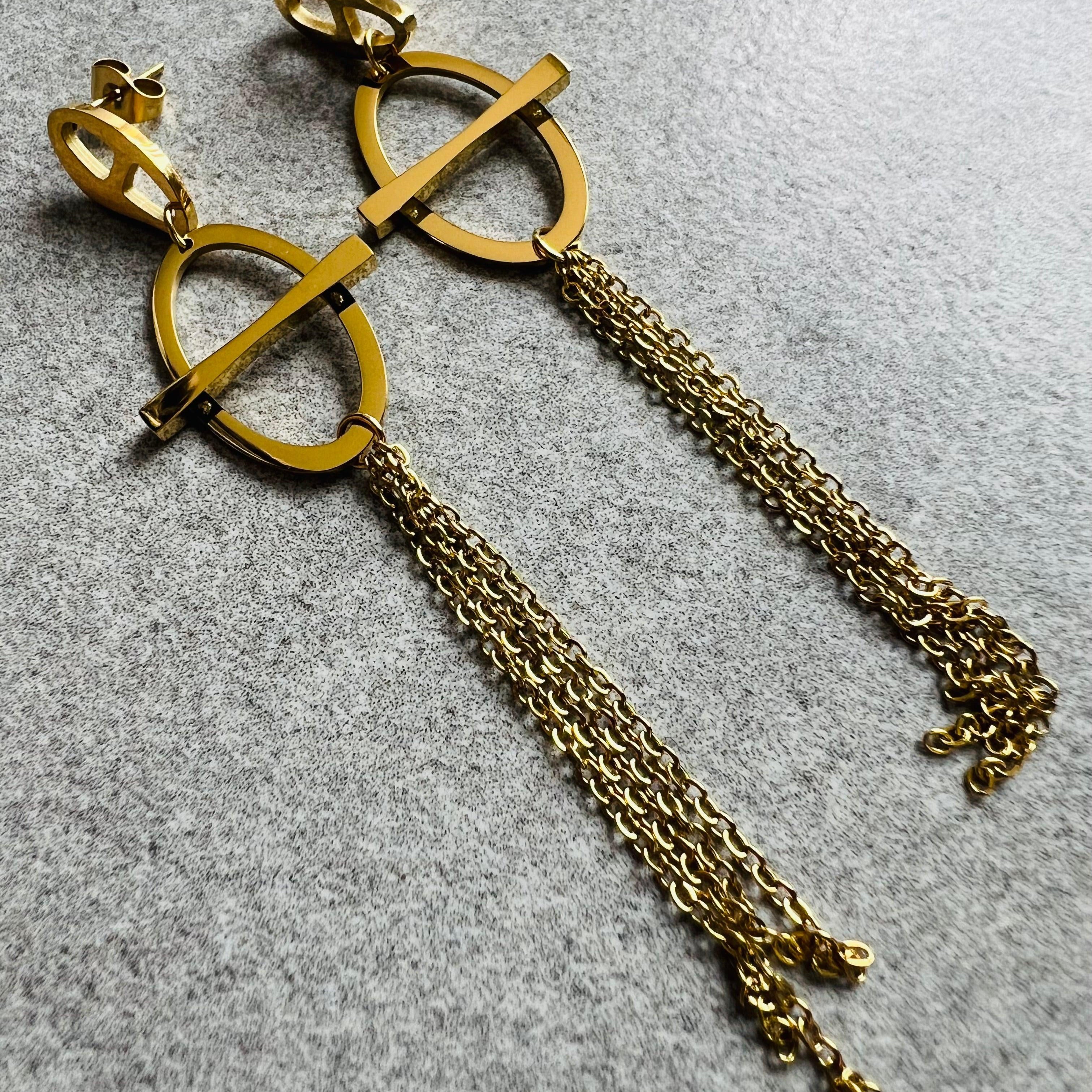 Boucles d’oreilles MYA fines, longues et dorées - Créations Uniques