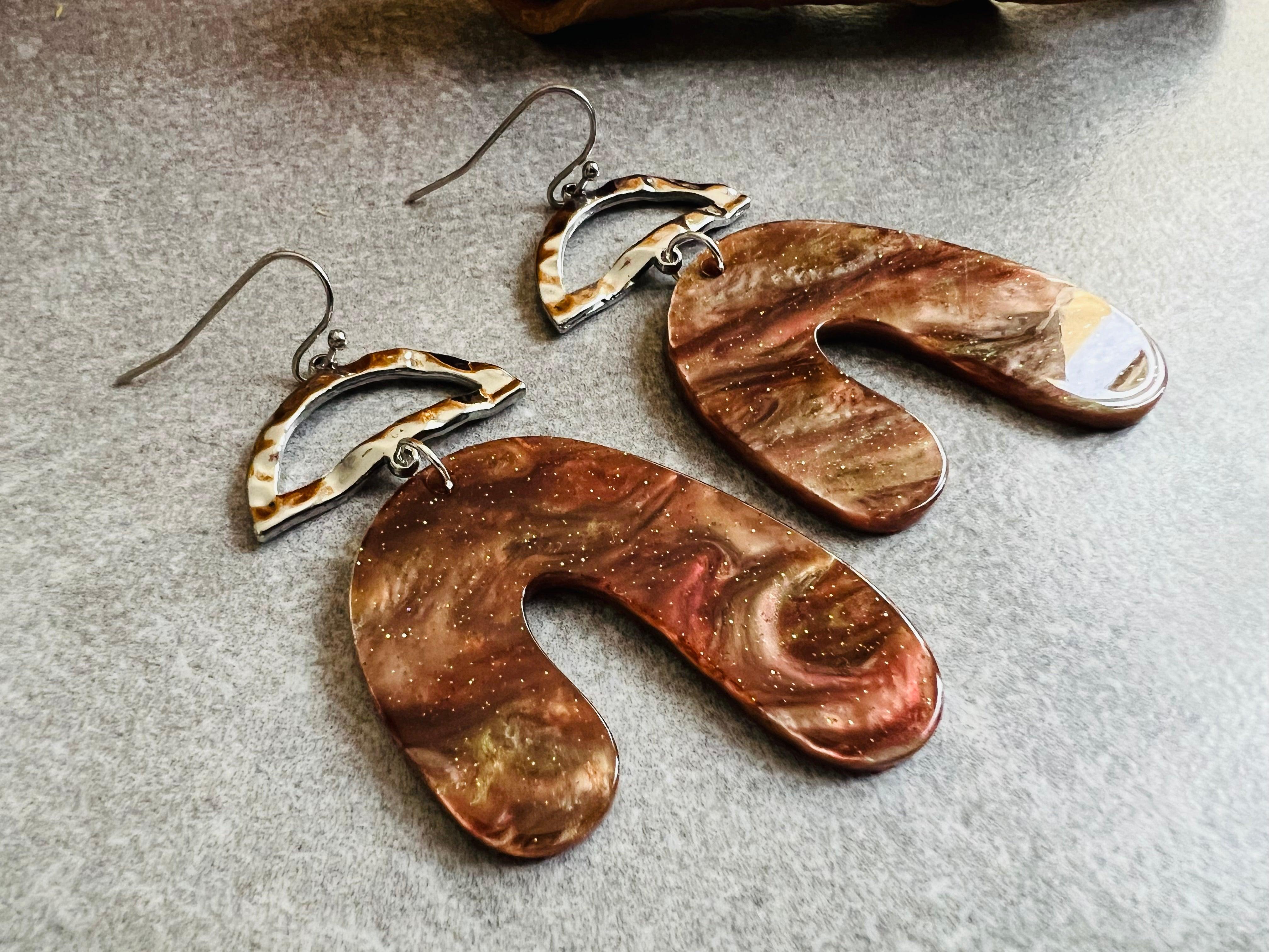 Boucles d’oreilles MURPHY résine galaxy marron - Créations Uniques - Créations Uniques