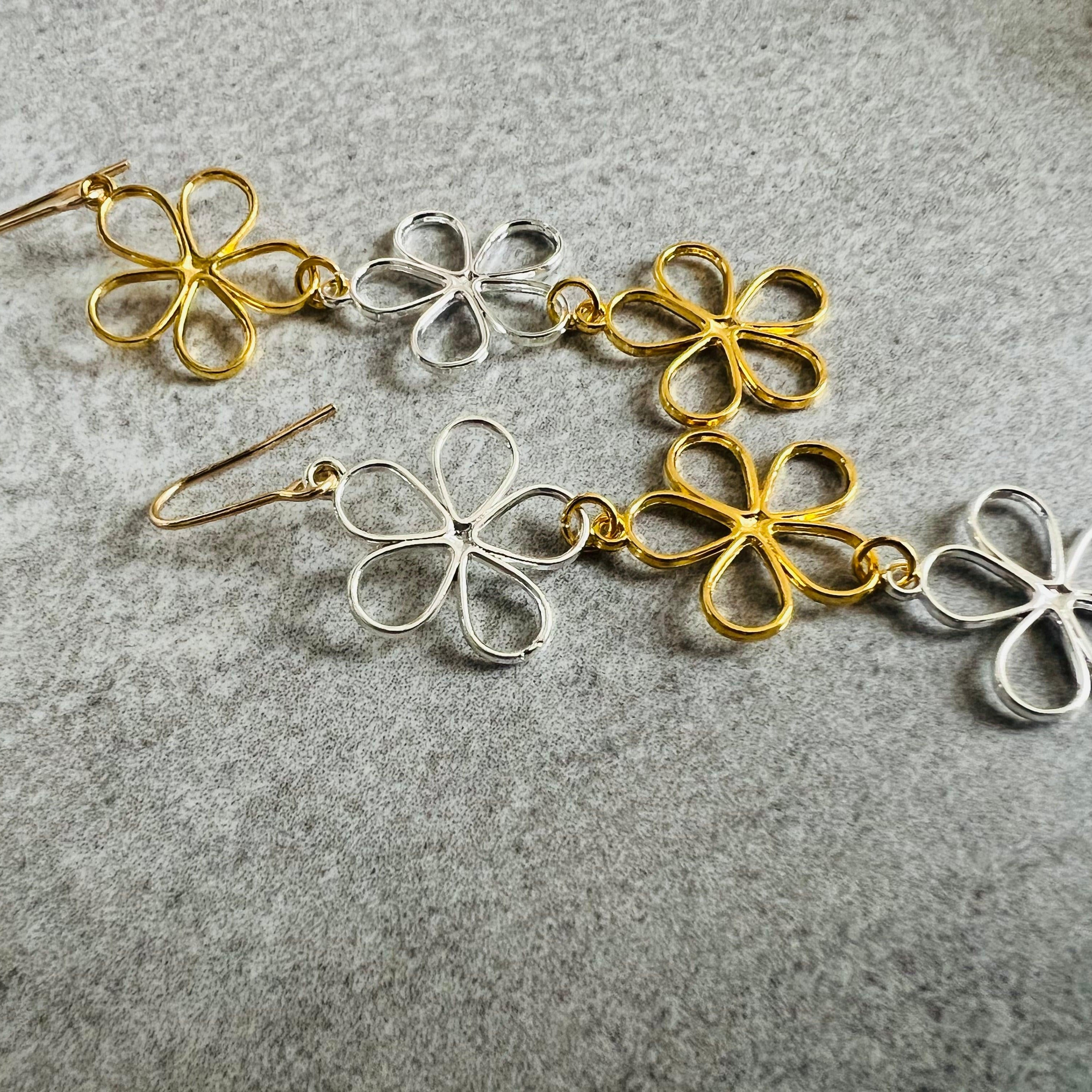 Boucles d’oreilles LAURA fleurs argentées et dorées, asymétriques - Créations Uniques - Créations Uniques