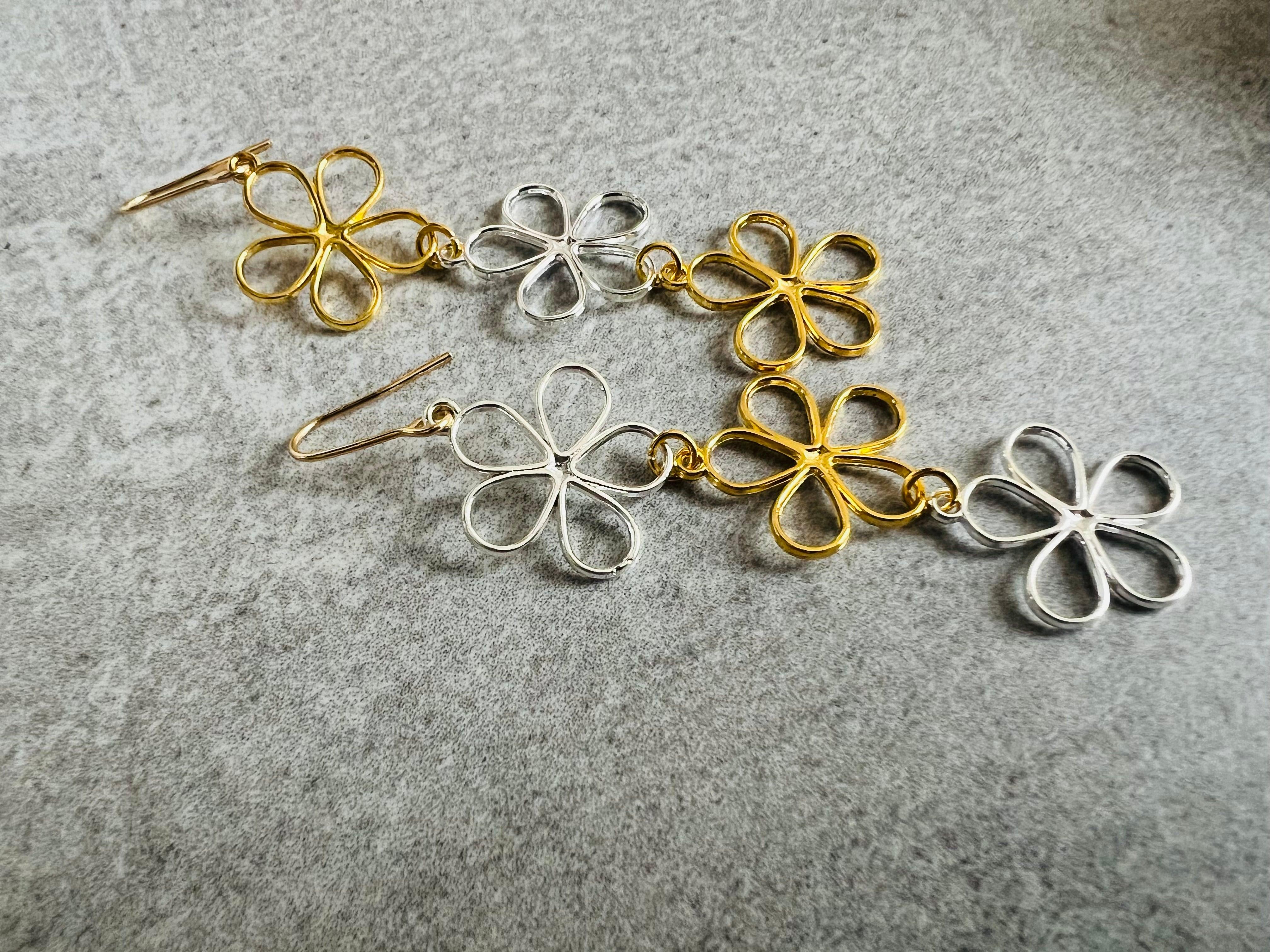Boucles d’oreilles LAURA fleurs argentées et dorées, asymétriques - Créations Uniques - Créations Uniques