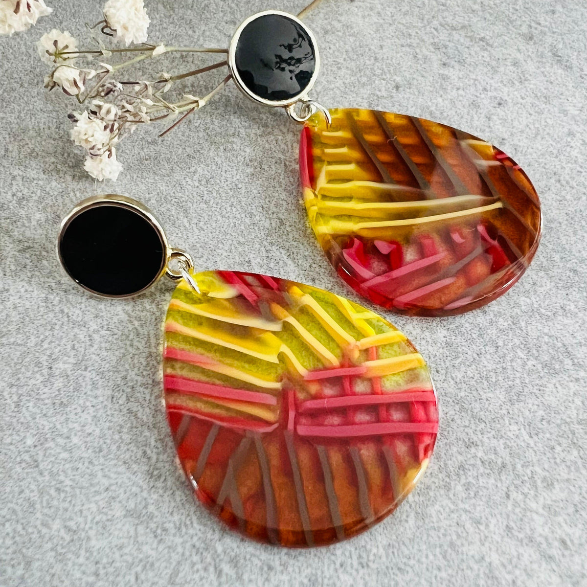 Boucles d’oreilles AUGUSTINE gouttes résine rouge et jaune - Créations Uniques - Créations Uniques