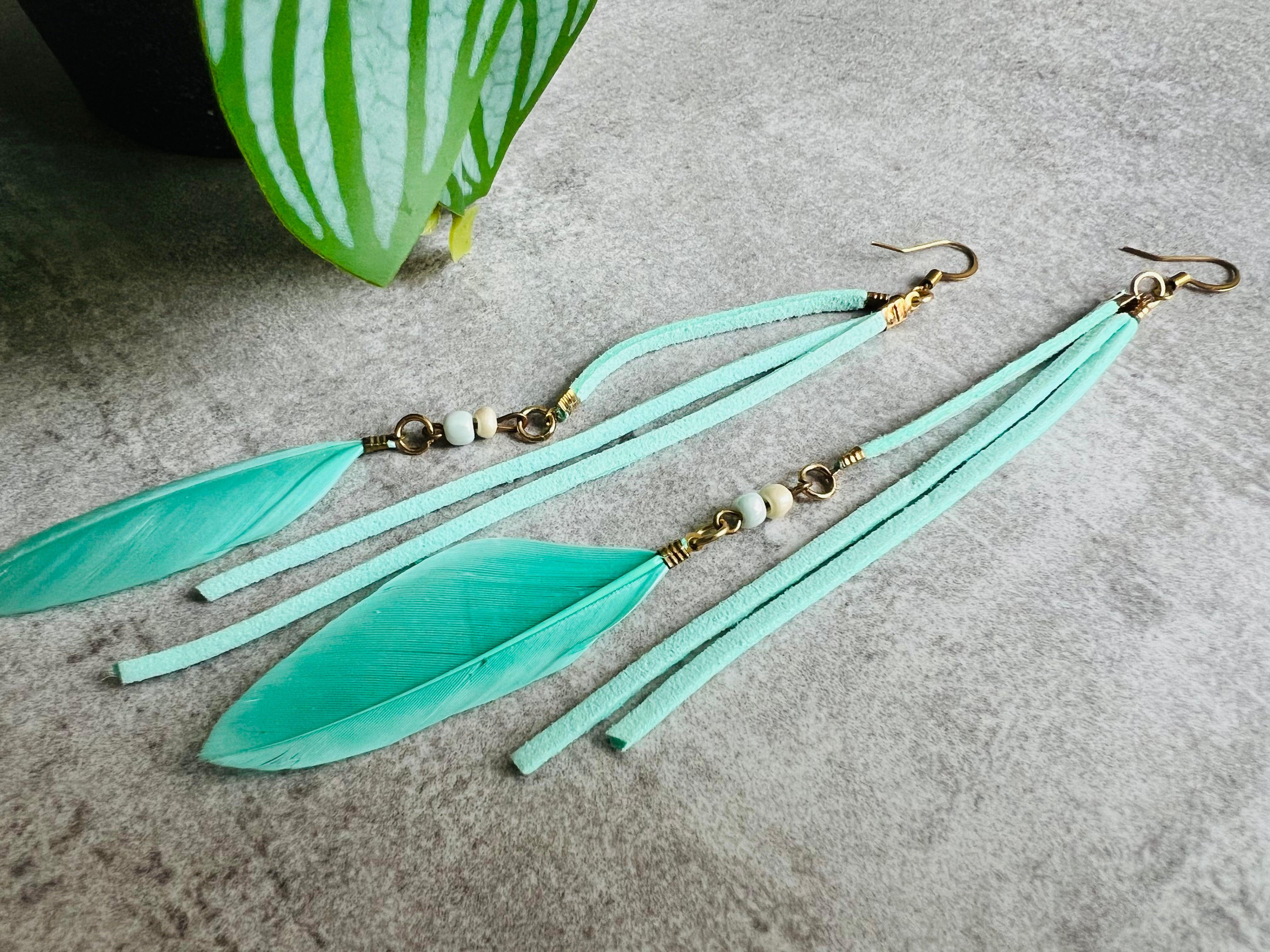 Boucles d’oreilles longues DEVA plumes vert menthe - Créations Uniques