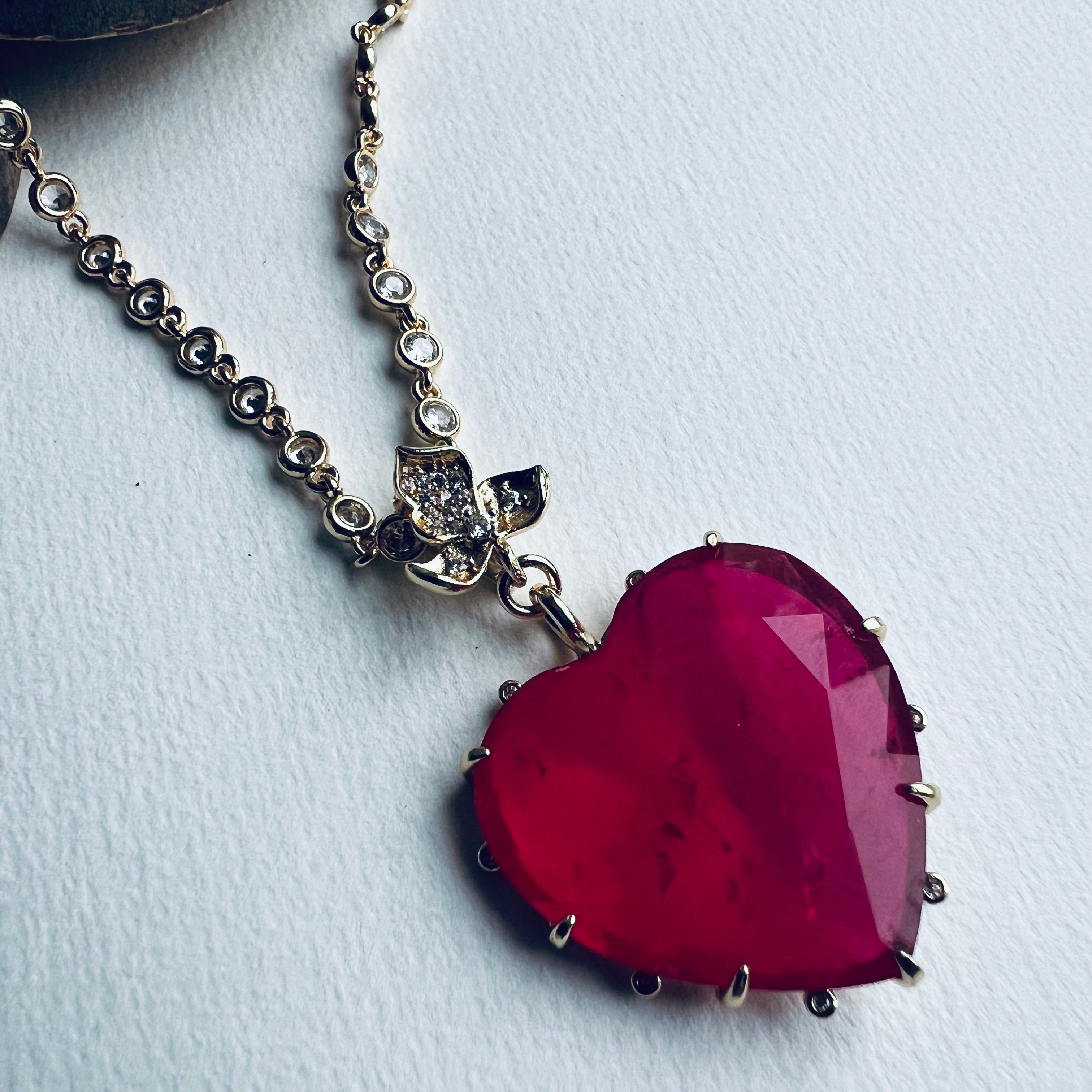 Collier TERRY sautoir pendentif cœur rose fuchsia chaîne dorée diamantée - Créations Uniques