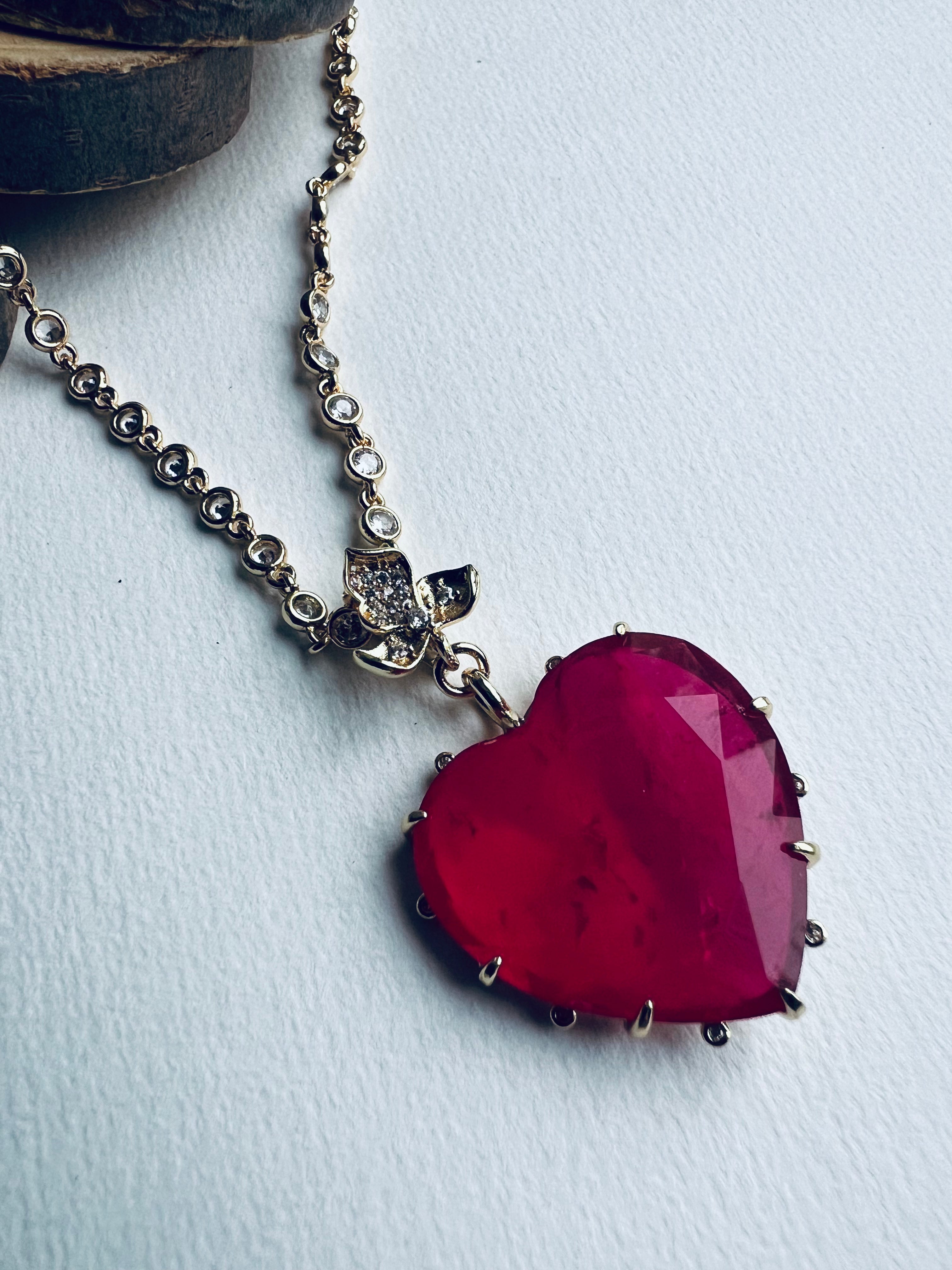 Collier TERRY sautoir pendentif cœur rose fuchsia chaîne dorée diamantée - Créations Uniques