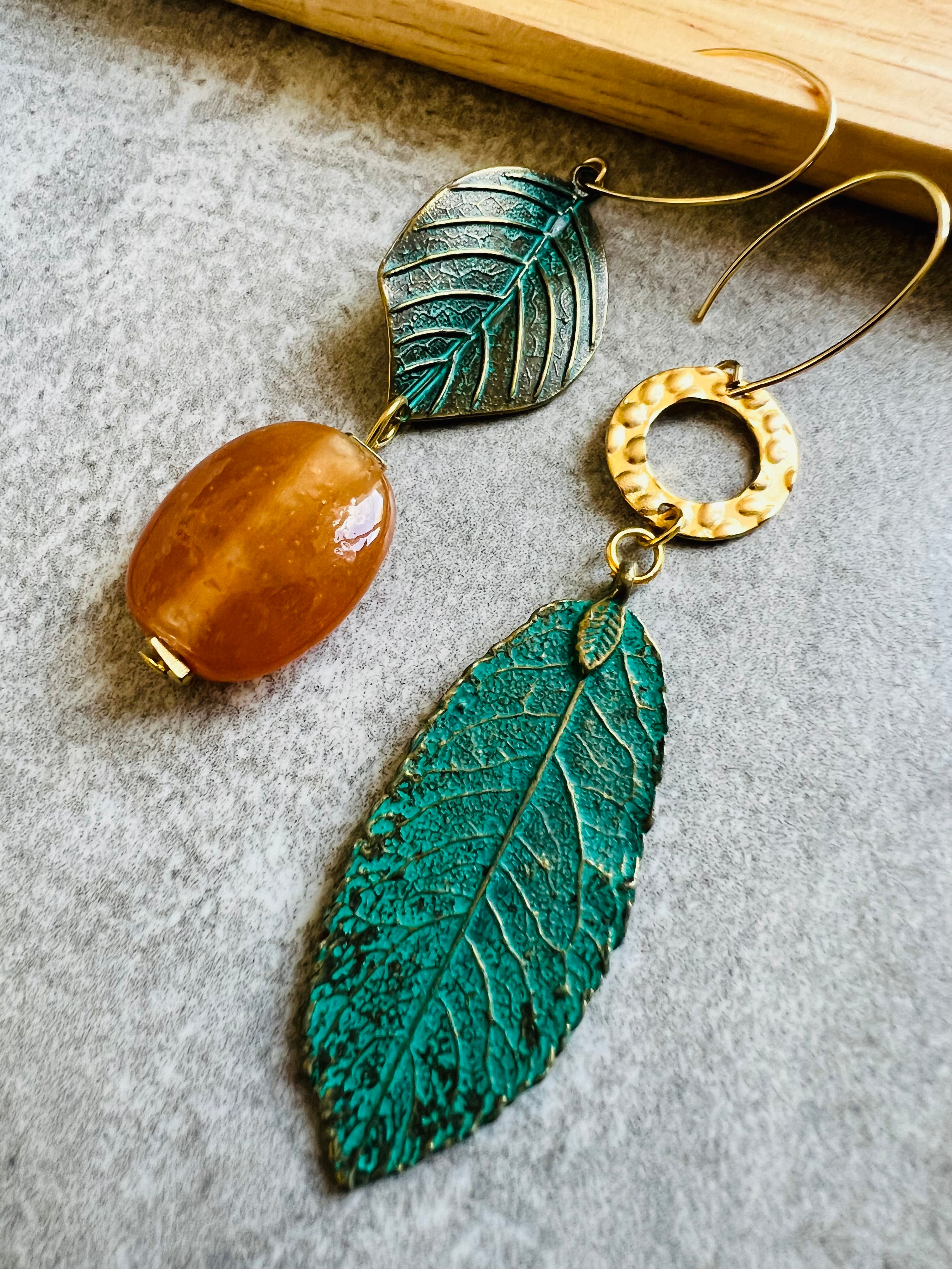 Boucles d’oreilles MARIJAM feuilles asymétriques et perles, style bohème - Créations Uniques - Créations Uniques