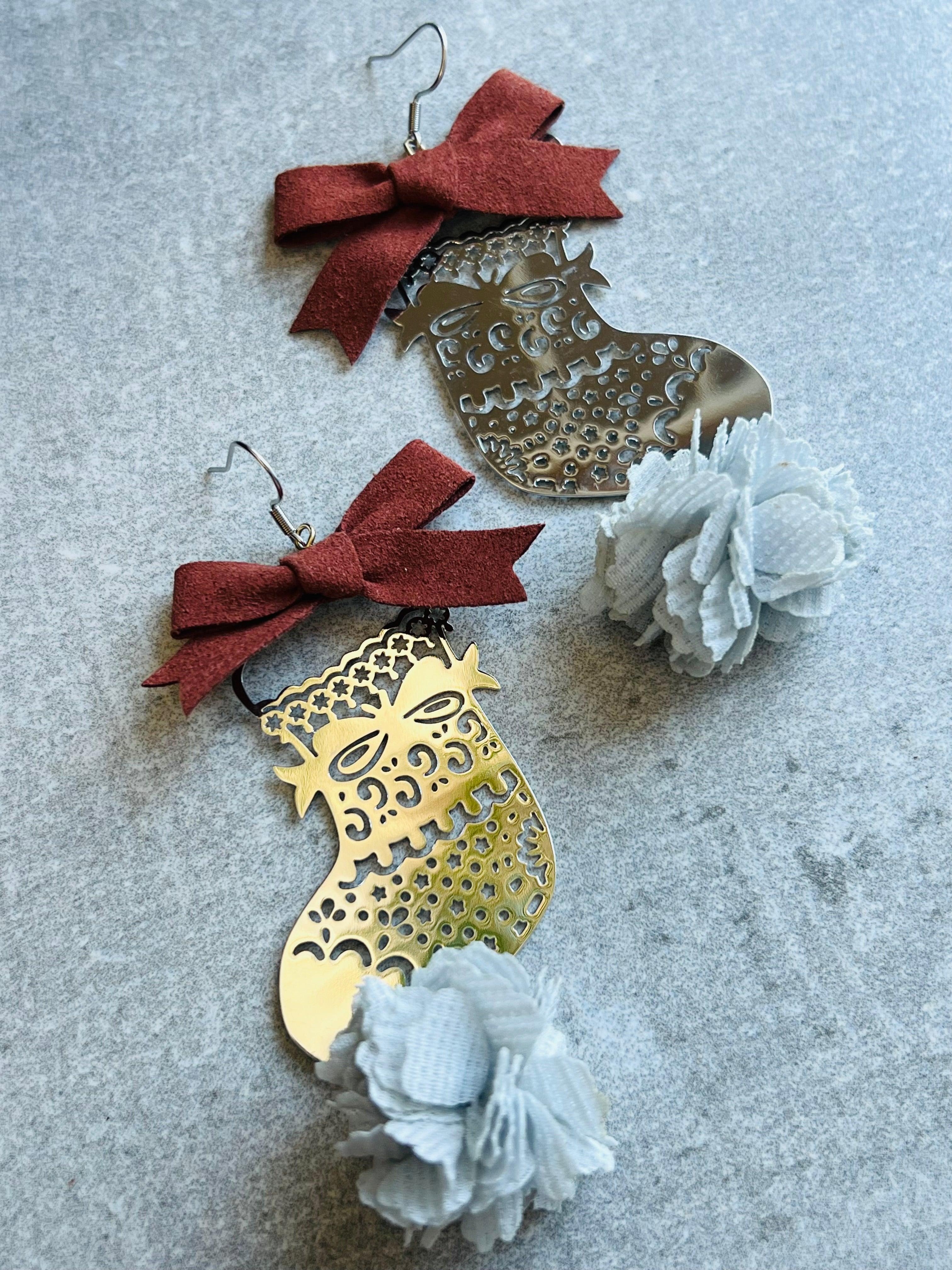 Boucles d’oreilles ROSA-MARIA chaussettes de Noël et pompons gris - Créations Uniques - Créations Uniques