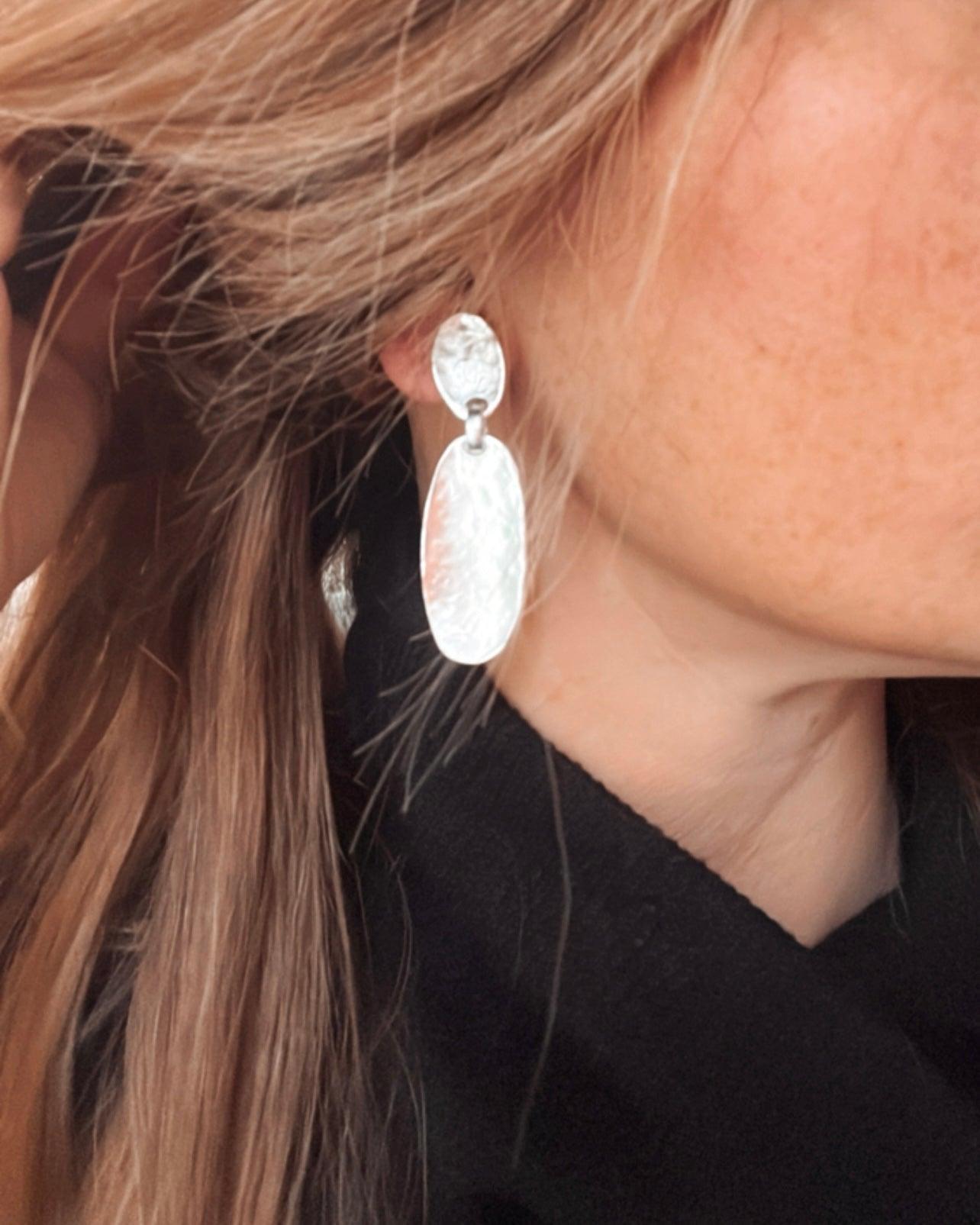 E71067 Boucles d'oreilles clips goutte ovale texturée - Karine Sultan - Créations Uniques