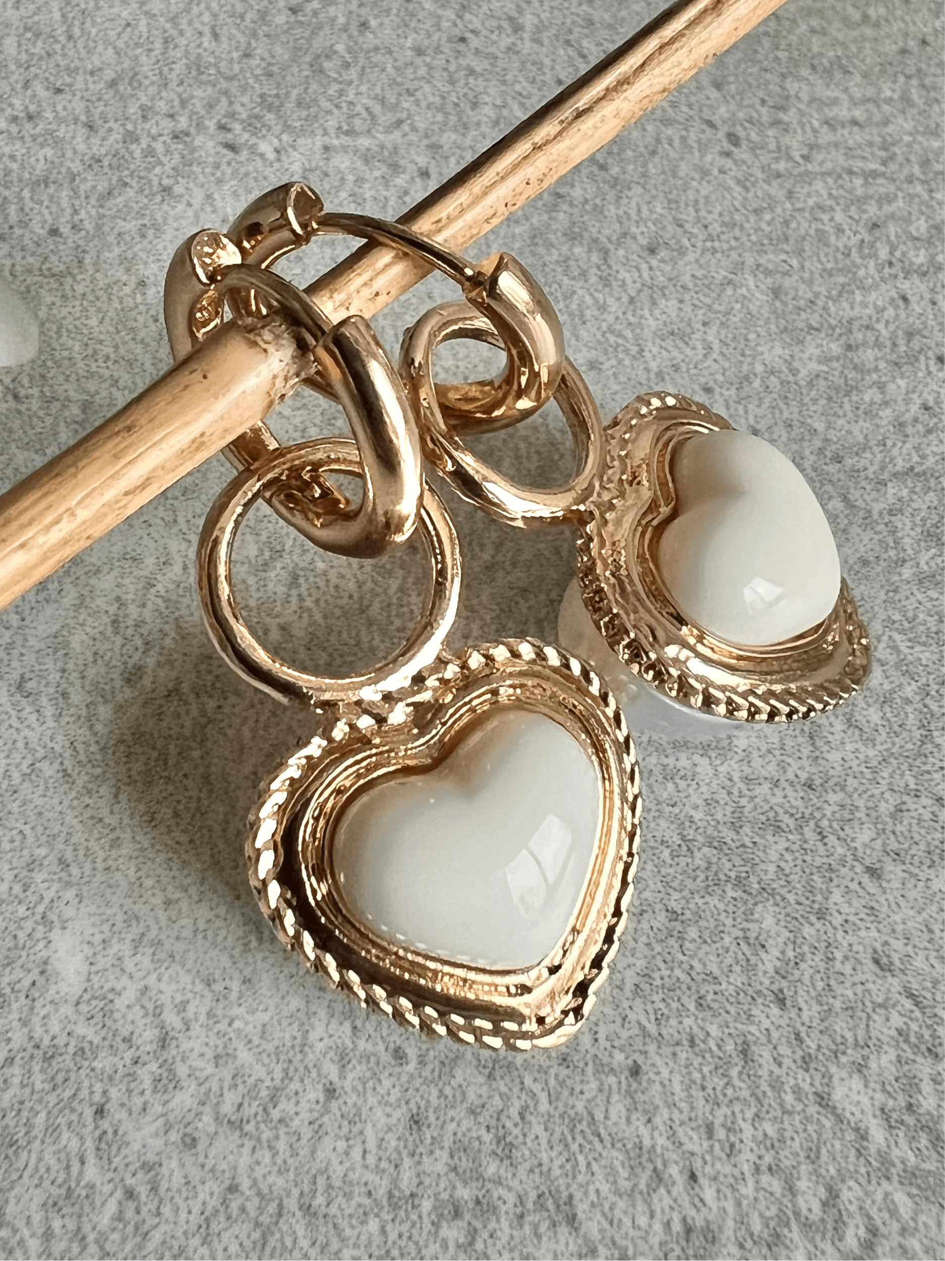 Boucles d’oreilles CHARISE cœurs bombés blancs attaches mini créoles - Créations Uniques