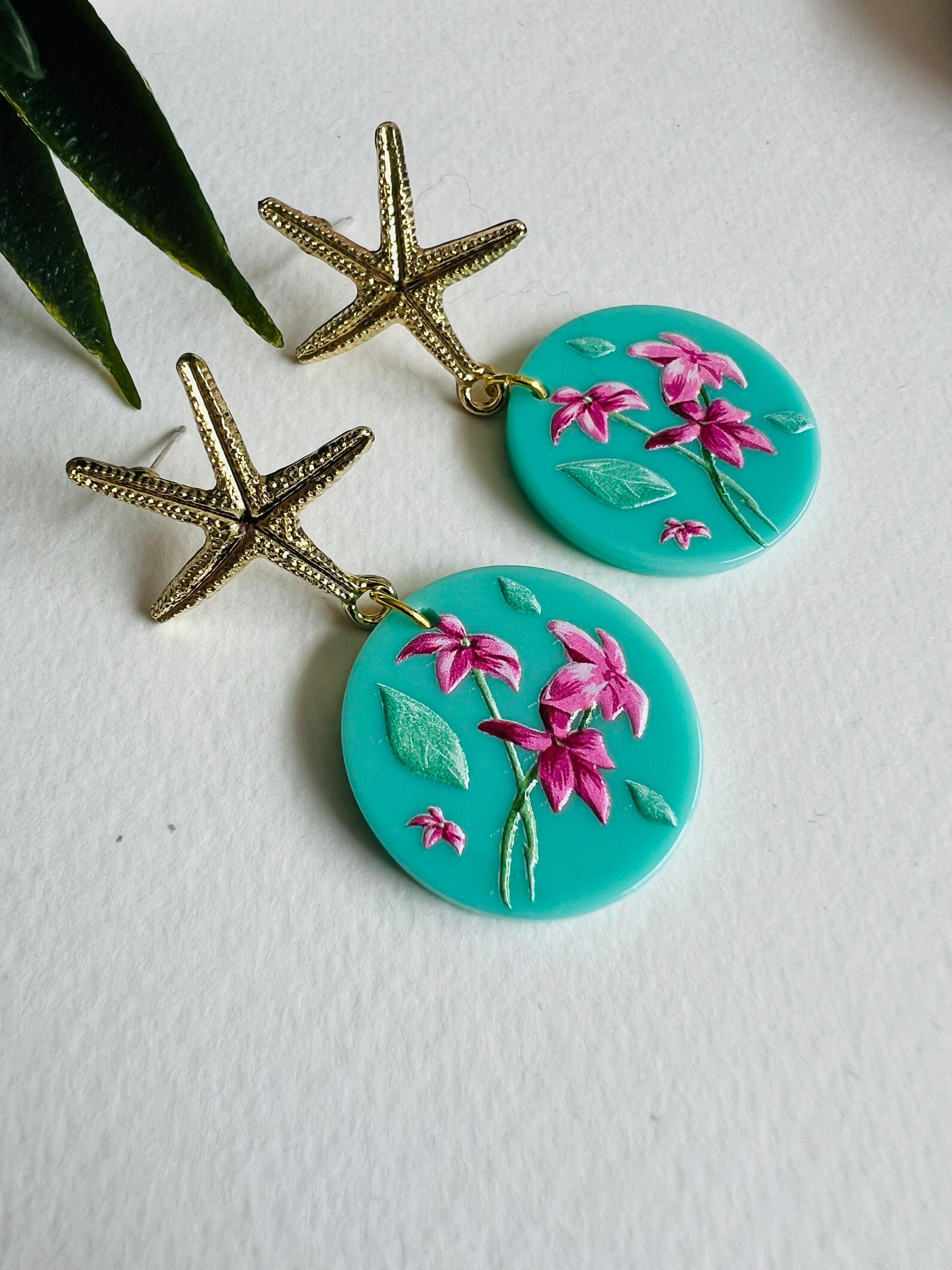 Boucles d’oreilles JIN résine turquoise motif fleuri et clous étoiles de mer - Créations Uniques - Créations Uniques